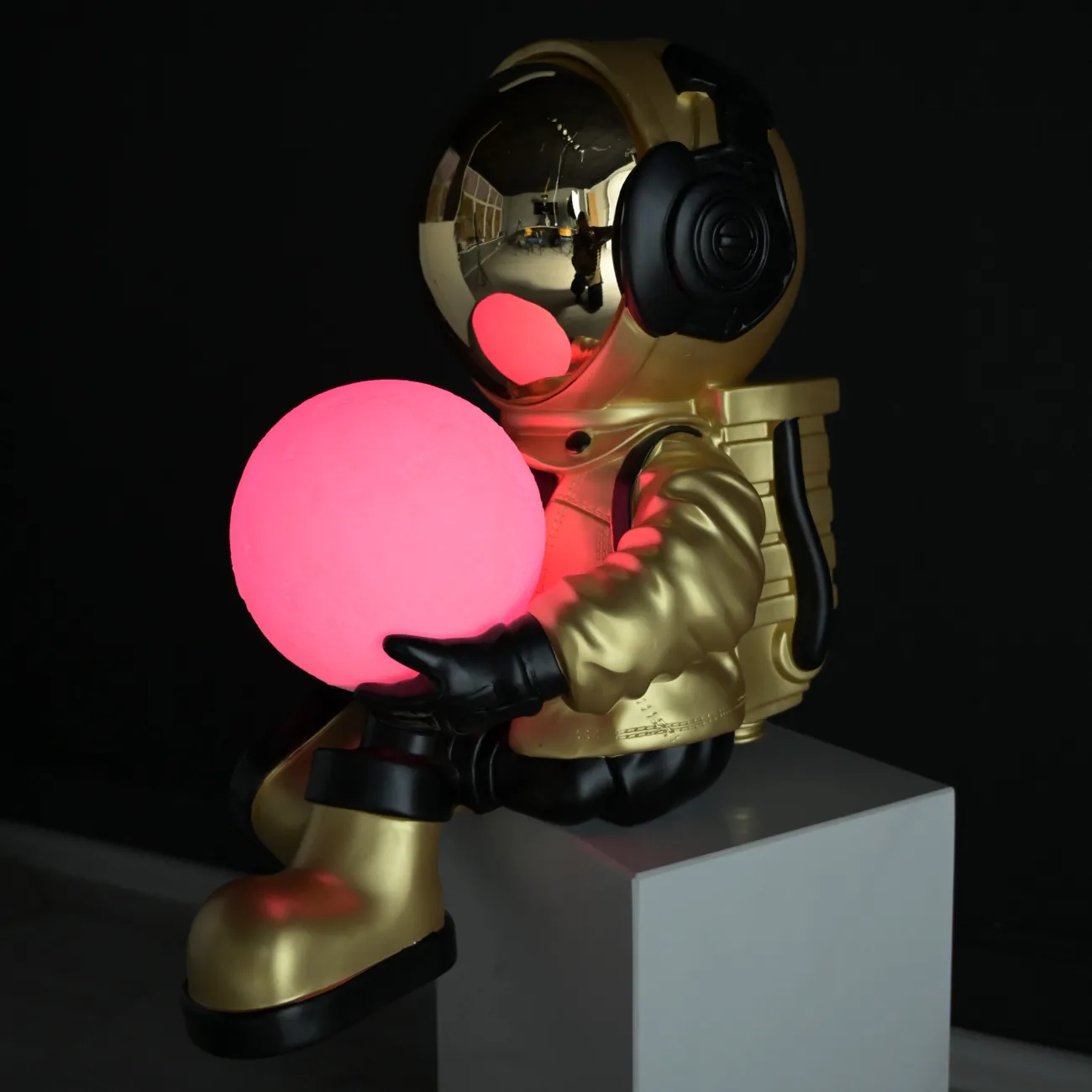 Скульптура астронавт с луной в руках  LaLume DK36807-23