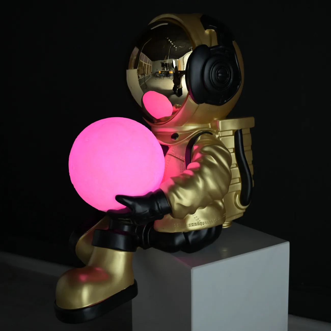 Скульптура астронавт с луной в руках  LaLume DK36807-23