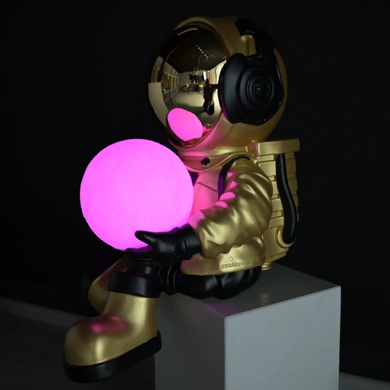 Скульптура астронавт с луной в руках  LaLume DK36807-23