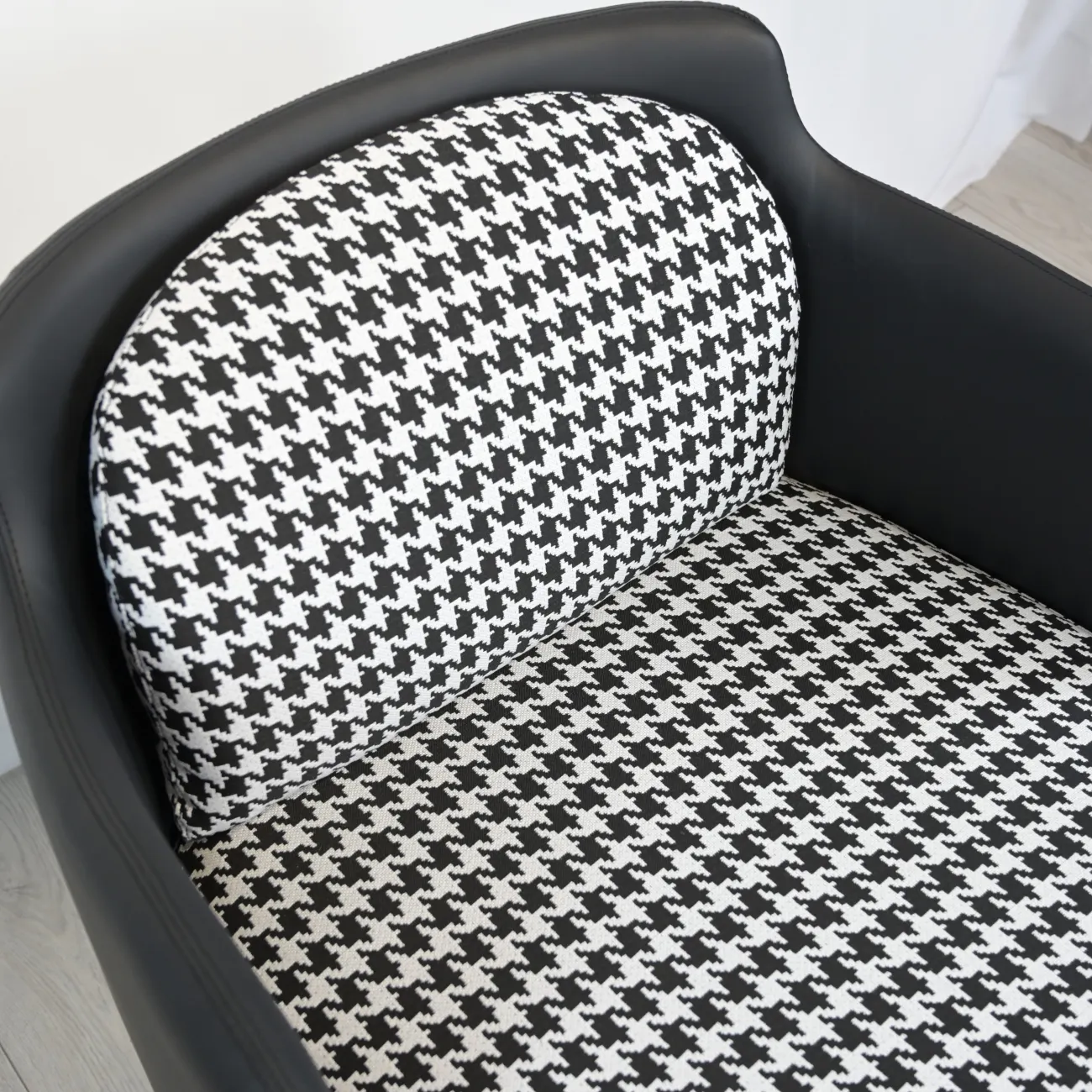 Дизайнерское тканевое кресло LaLume DK100247-23 Дизайнерское тканевое кресло LaLume DK100247-23