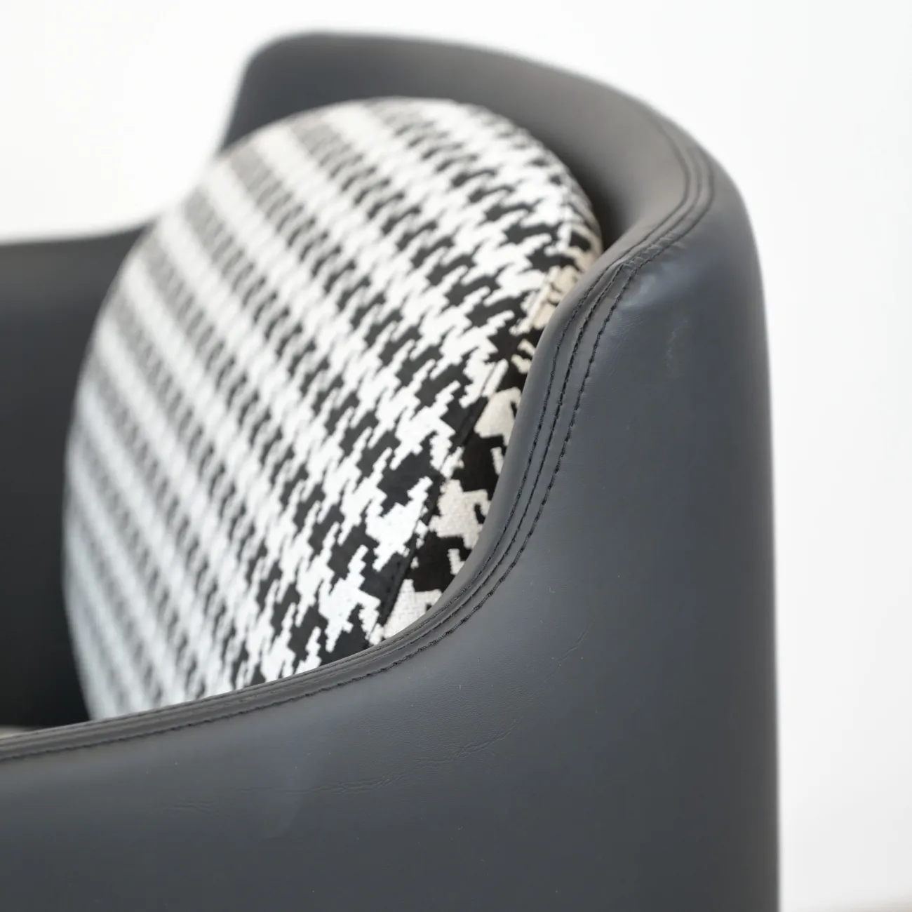 Дизайнерское тканевое кресло LaLume DK100247-23 Дизайнерское тканевое кресло LaLume DK100247-23