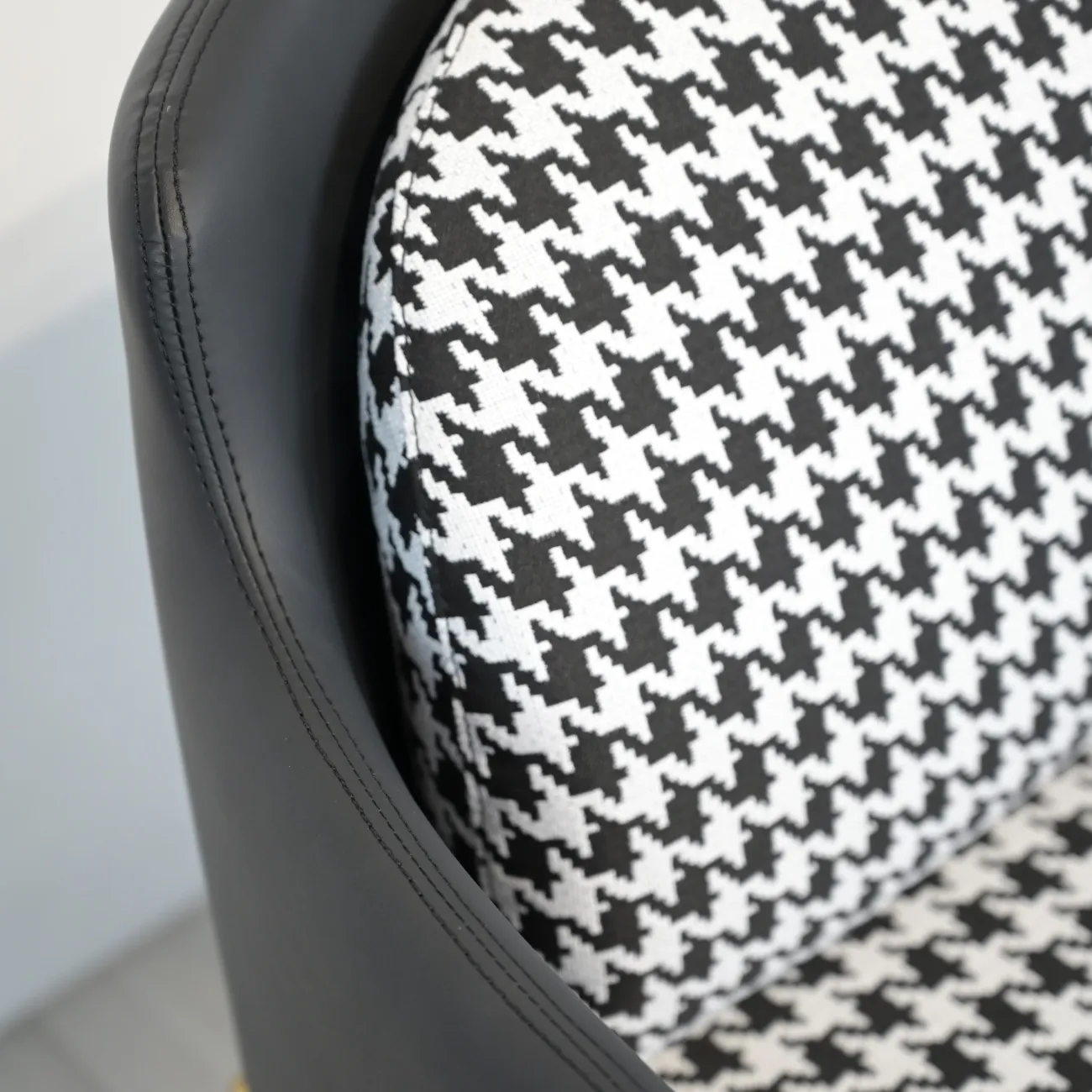 Дизайнерское тканевое кресло LaLume DK100247-23 Дизайнерское тканевое кресло LaLume DK100247-23