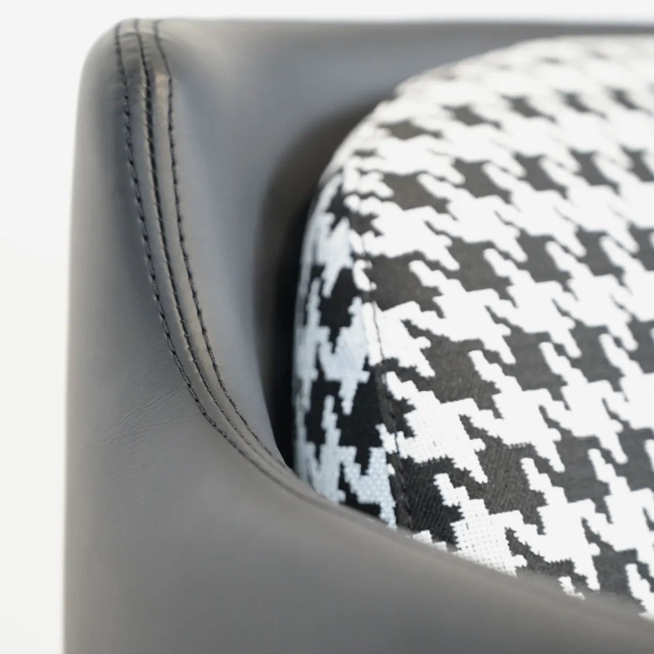 Дизайнерское тканевое кресло LaLume DK100247-23 Дизайнерское тканевое кресло LaLume DK100247-23