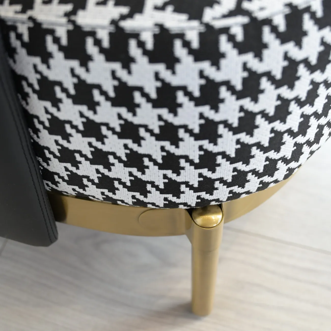 Дизайнерское тканевое кресло LaLume DK100247-23 Дизайнерское тканевое кресло LaLume DK100247-23