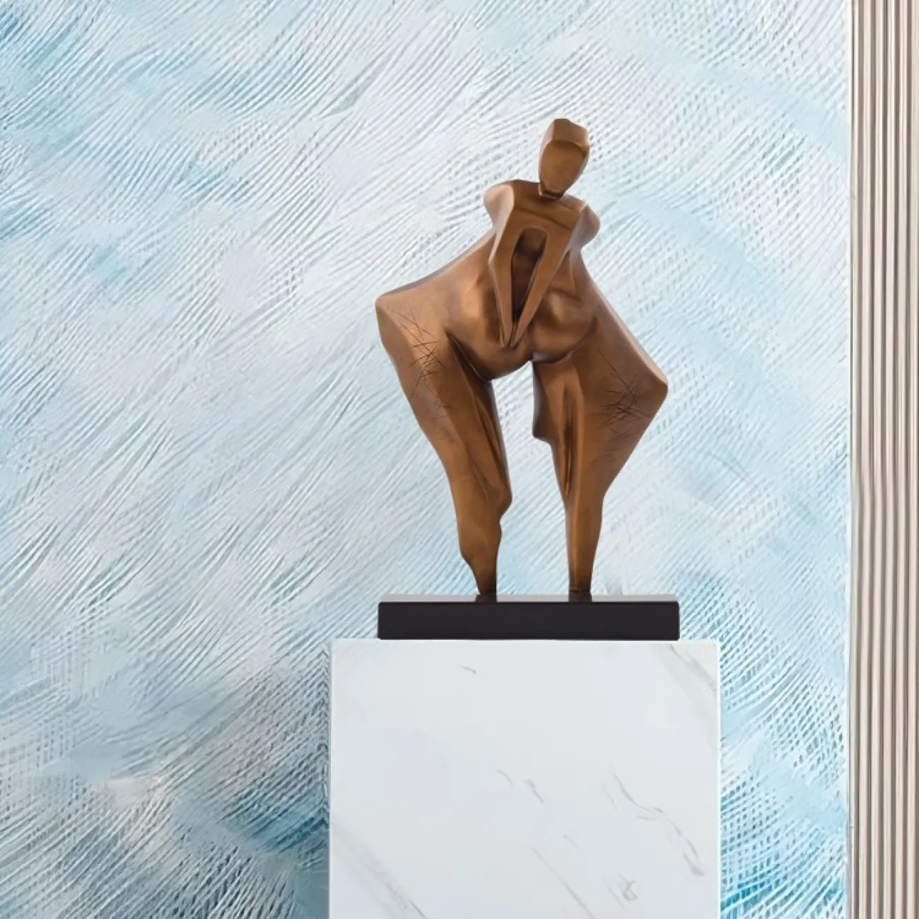 Скульптура женщины из смолы LaLume DK21059-23