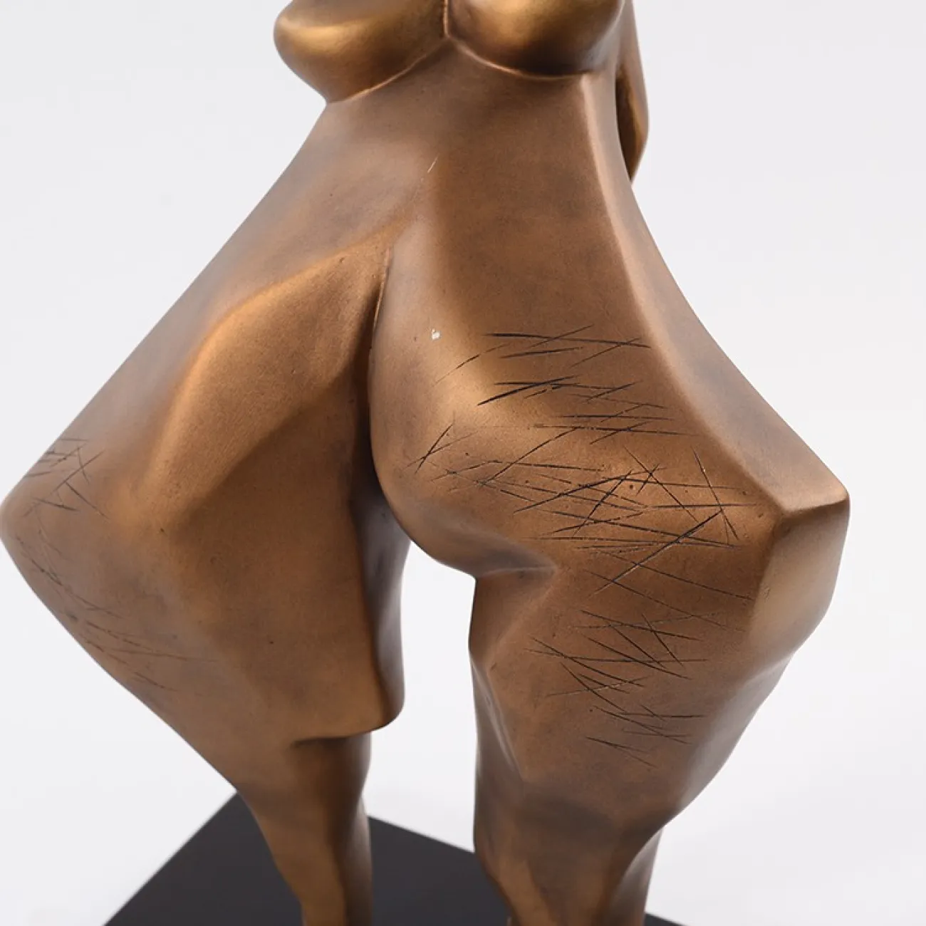 Скульптура женщины из смолы LaLume DK21059-23