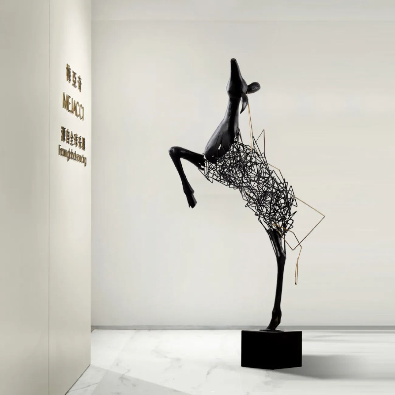 Дизайнерская скульптура в виде оленя LaLume DK21063-23 Дизайнерская скульптура в виде оленя LaLume DK21063-23