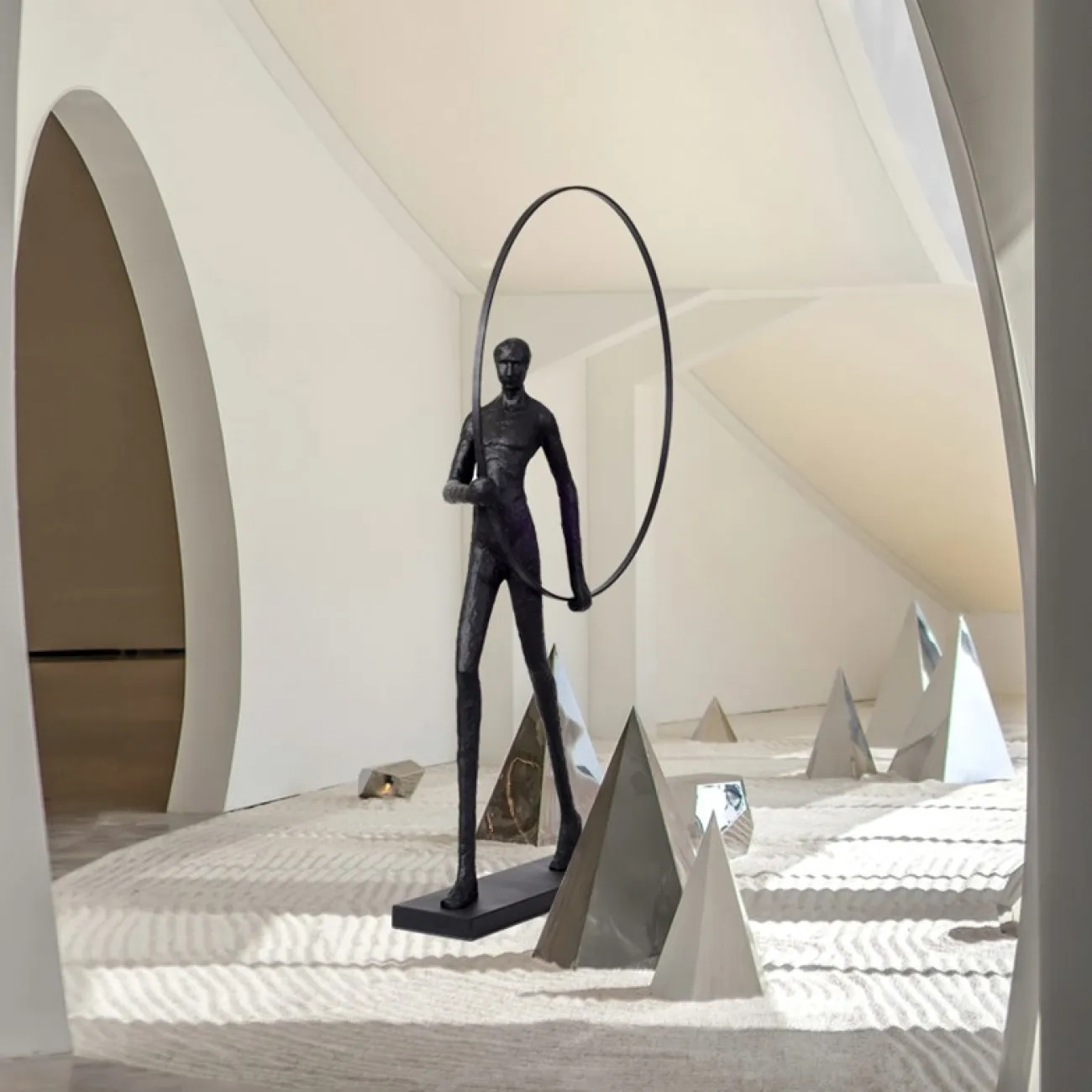 Роскошная статуэтка акробат с обручем LaLume DK21064-23