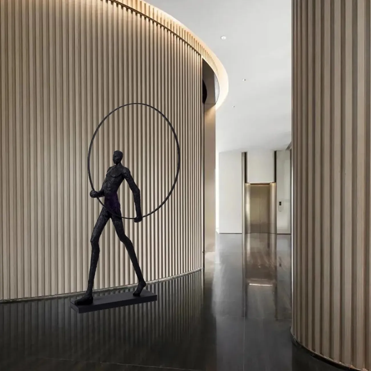 Роскошная статуэтка акробат с обручем LaLume DK21064-23