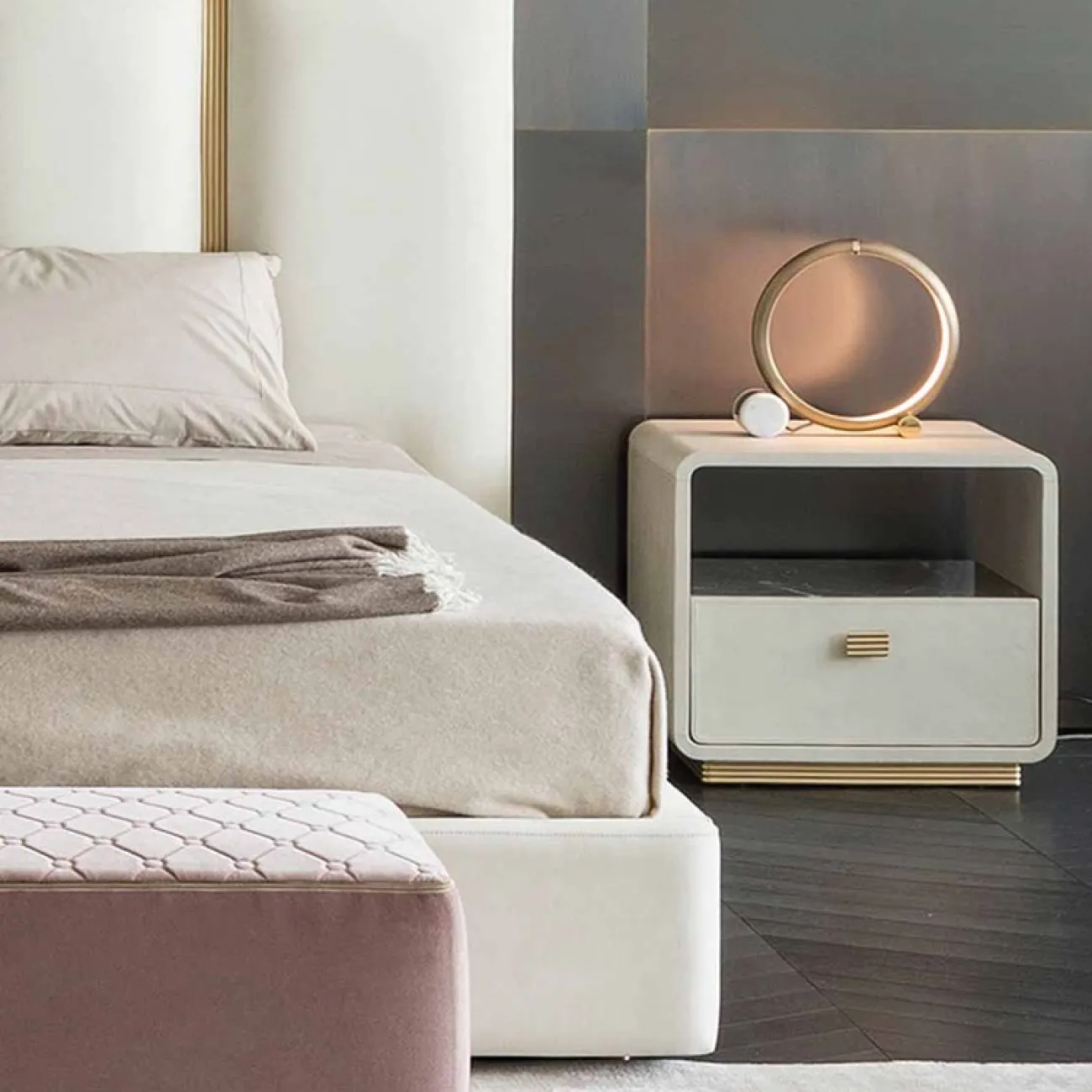 Дизайнерская прикроватная тумба для спальни LaLume MB20694-23 Дизайнерская прикроватная тумба для спальни LaLume MB20694-23