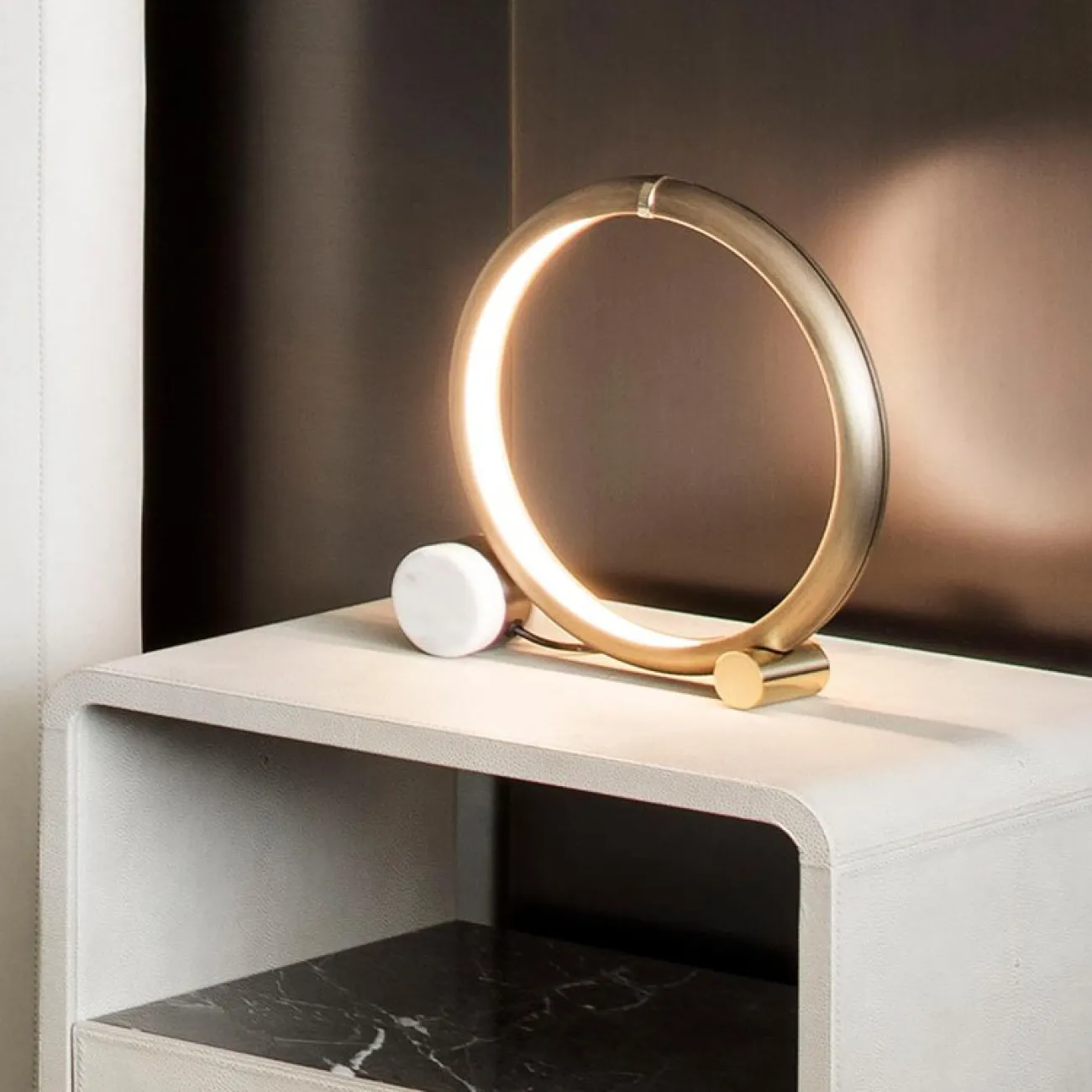 Дизайнерская прикроватная тумба для спальни LaLume MB20694-23 Дизайнерская прикроватная тумба для спальни LaLume MB20694-23