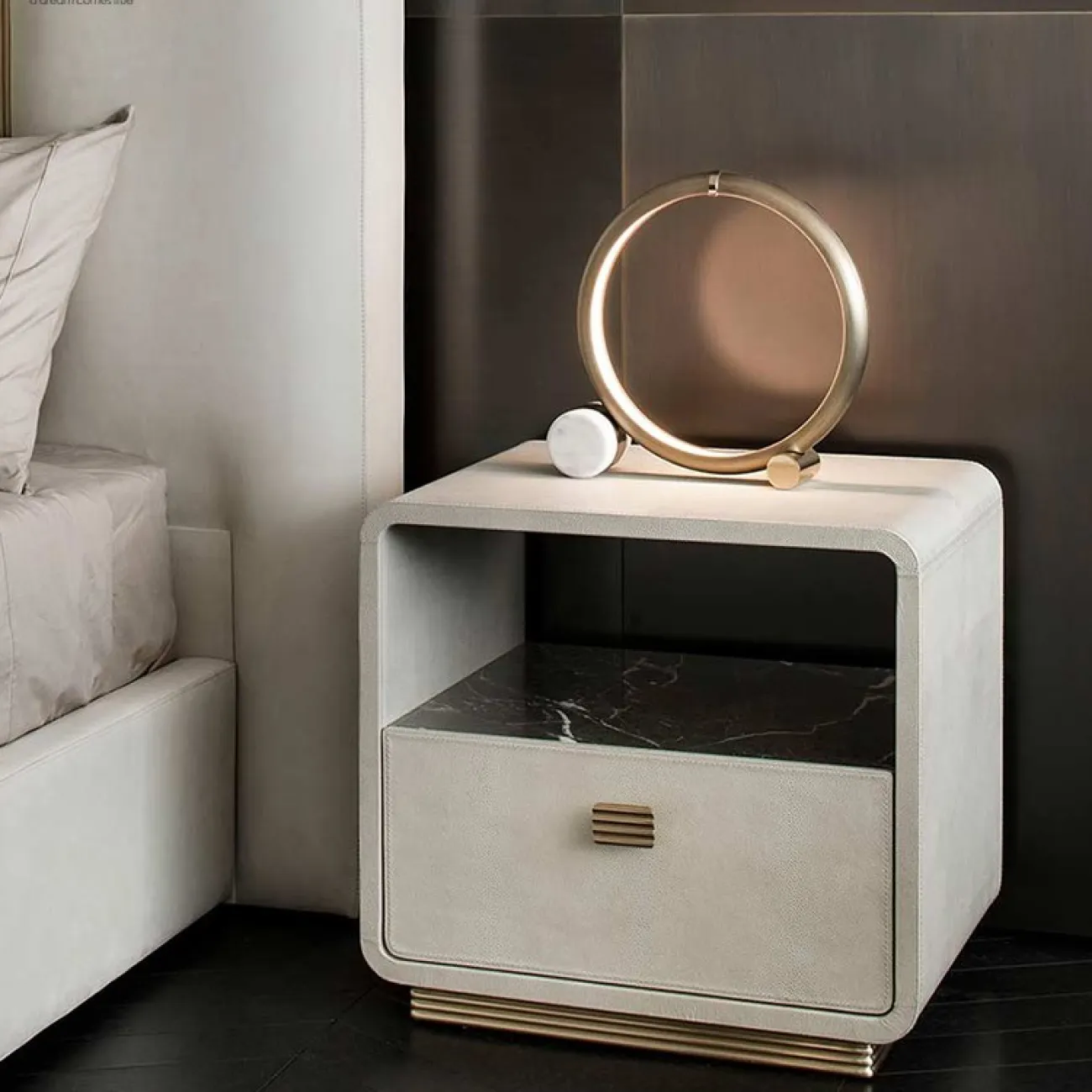 Дизайнерская прикроватная тумба для спальни LaLume MB20694-23 Дизайнерская прикроватная тумба для спальни LaLume MB20694-23