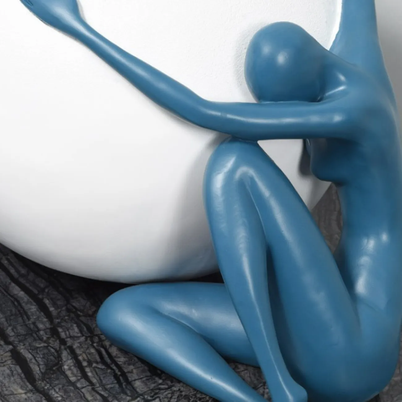 Статуэтка человек на шаре в современном стиле LaLume DK21070-23 Статуэтка человек на шаре в современном стиле LaLume DK21070-23