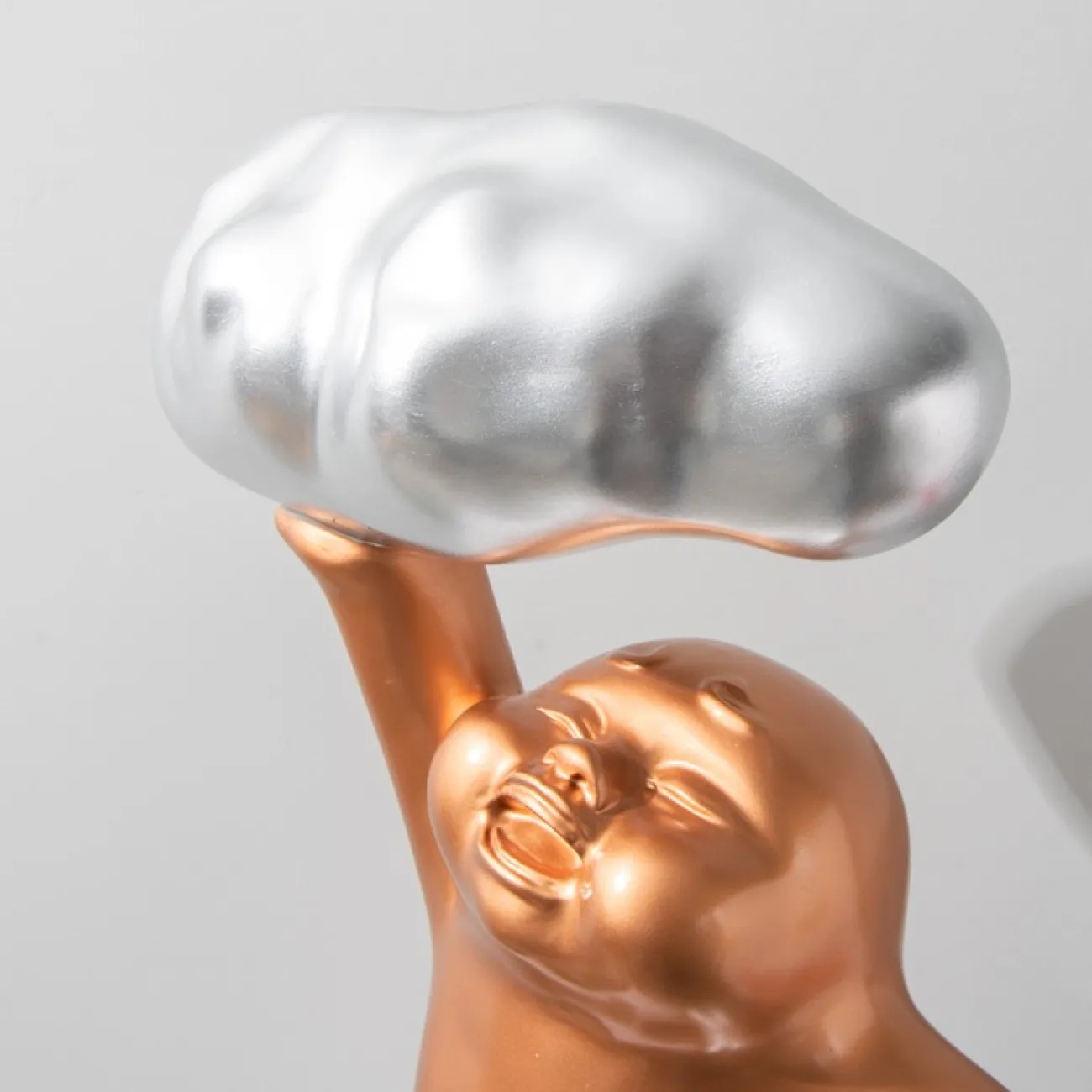 Скульптура человек с облаками LaLume DK21071-23