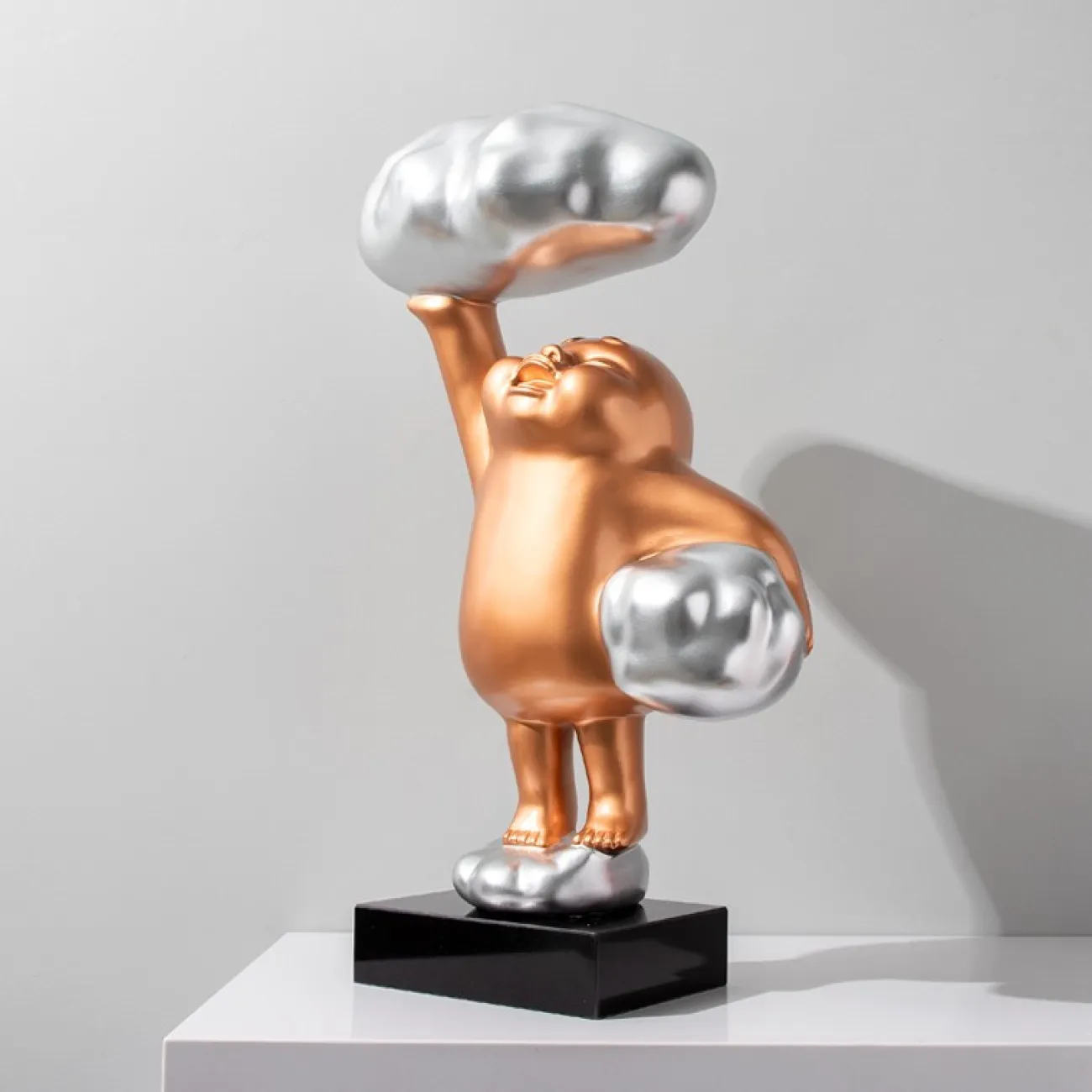 Скульптура человек с облаками LaLume DK21071-23