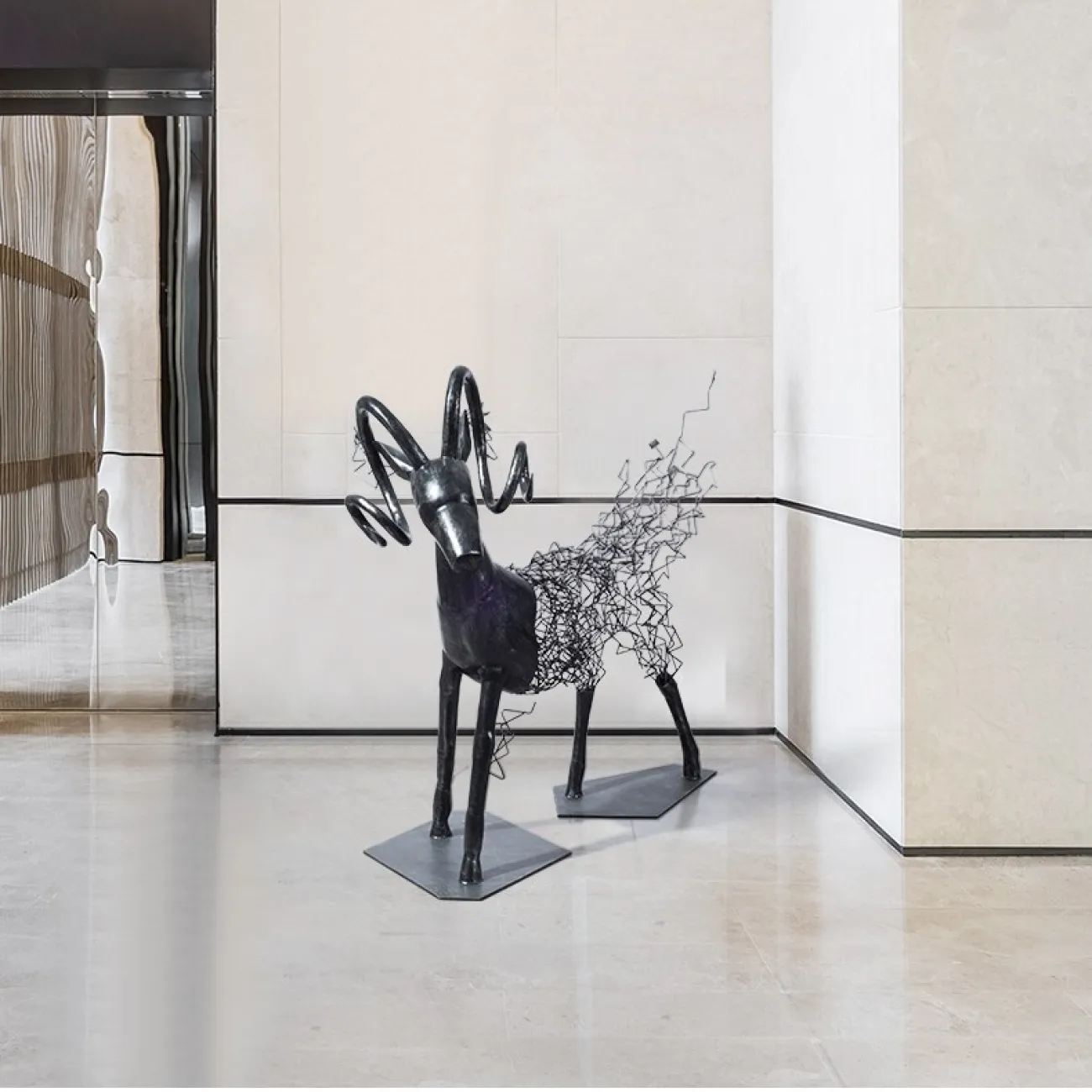 Интерьерный декор олень с рогами для гостиной LaLume DK21079-23