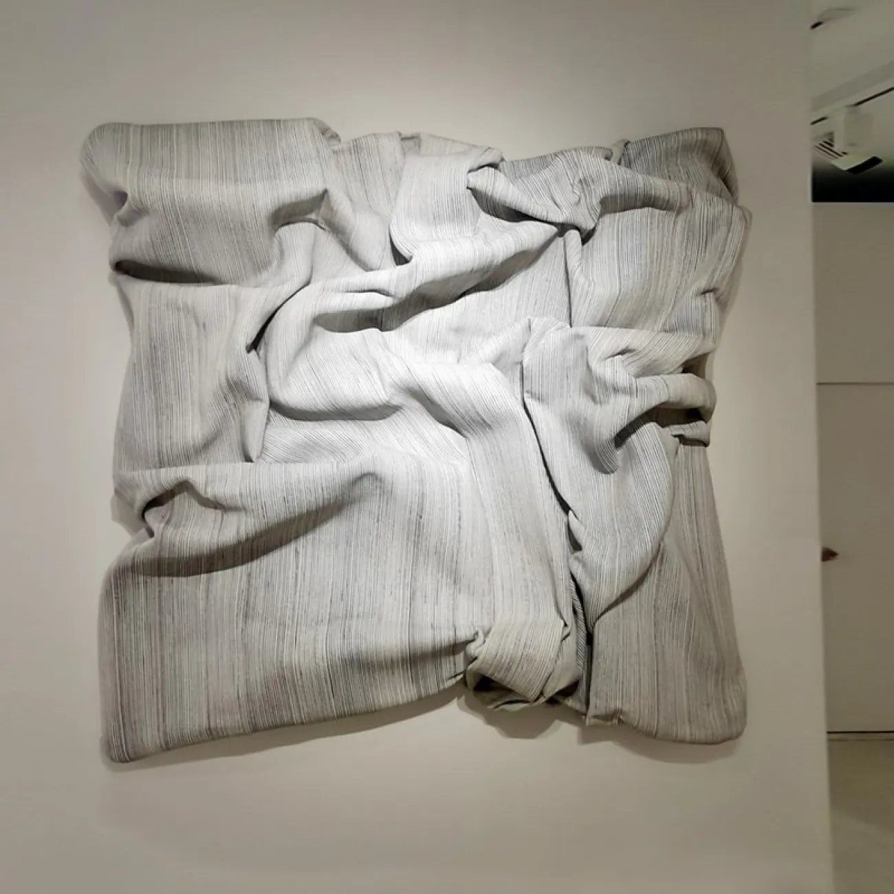 Настенный декор в виде мятой ткани LaLume DK20956-23 Настенный декор в виде мятой ткани LaLume DK20956-23