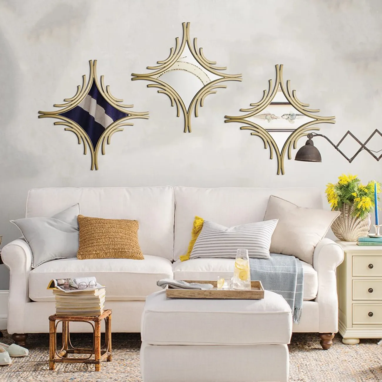 Изящное зеркало в золотой раме LaLume DK20961-23