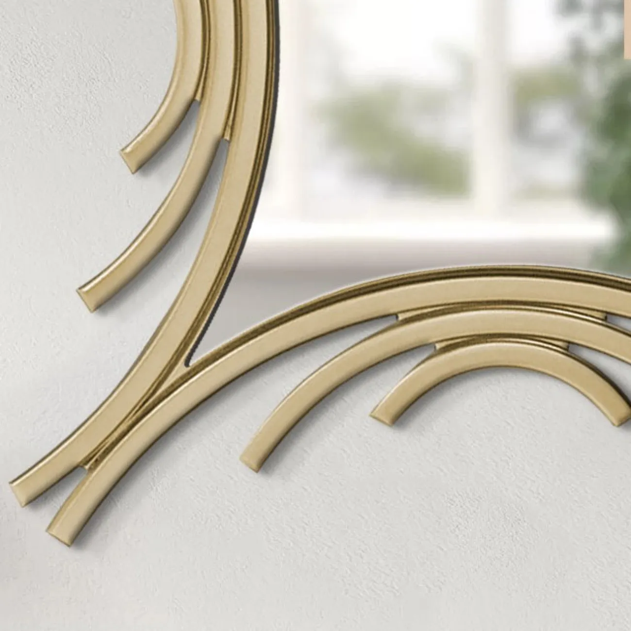 Изящное зеркало в золотой раме LaLume DK20961-23