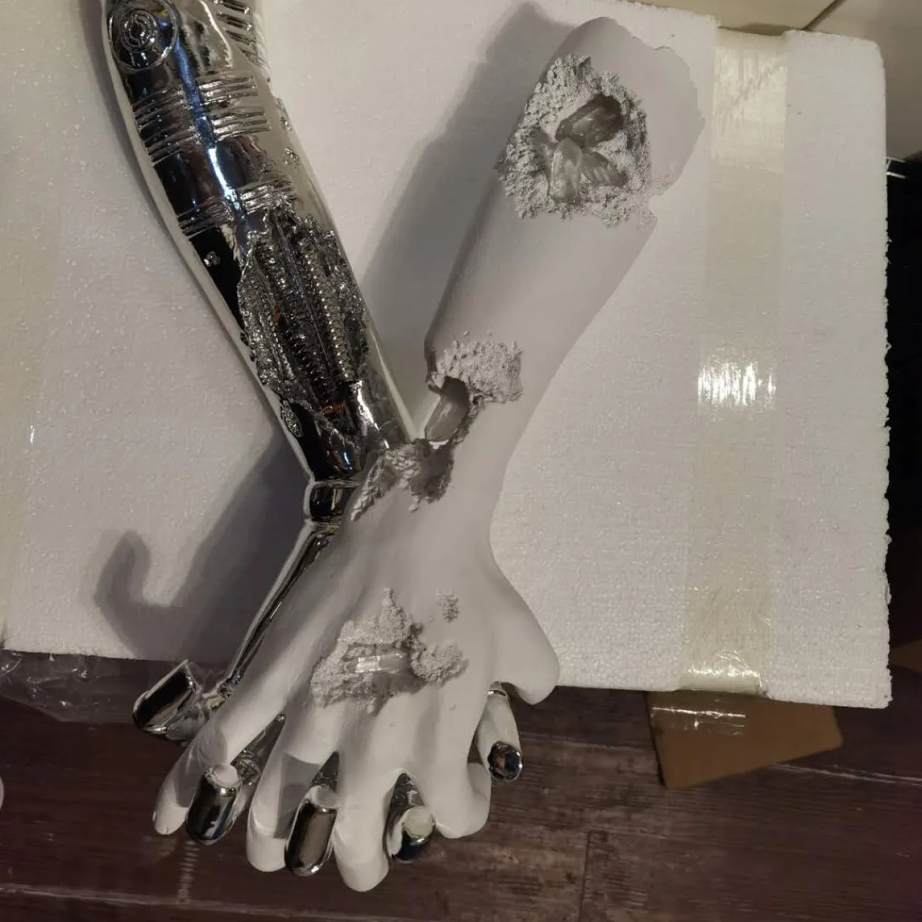 Настенный декор в виде рук для гостиной LaLume DK20865-23 Настенный декор в виде рук для гостиной LaLume DK20865-23