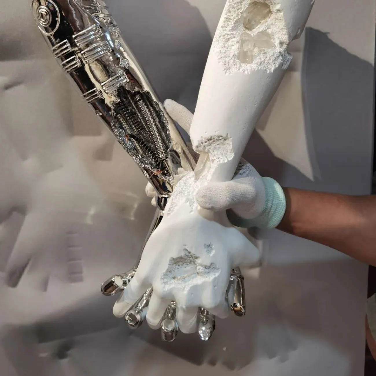 Настенный декор в виде рук для гостиной LaLume DK20865-23 Настенный декор в виде рук для гостиной LaLume DK20865-23