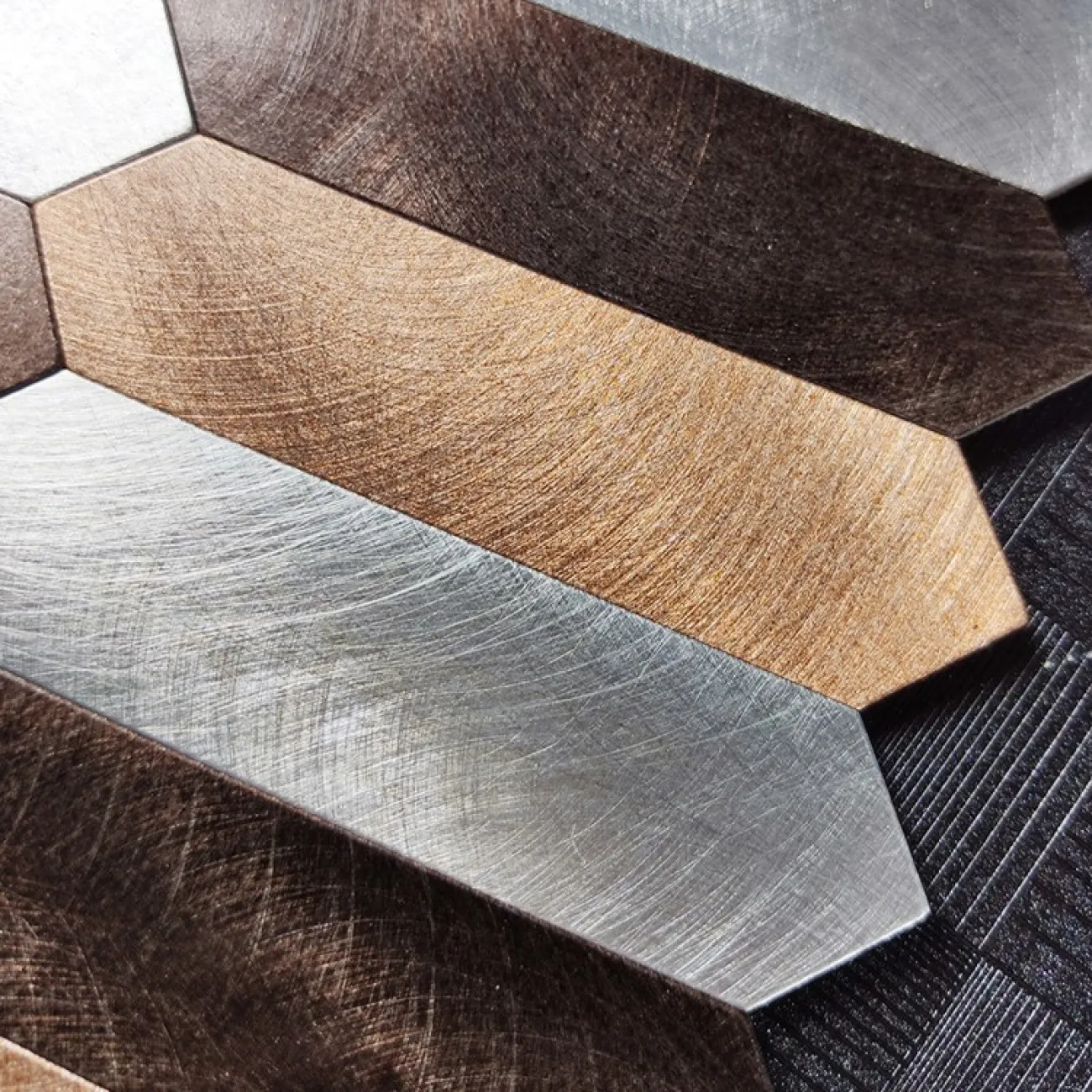 Современная металлическая 3д плитка на самоклеящаяся основе LaLume MB20800-23 Современная металлическая 3д плитка на самоклеящаяся основе LaLume MB20800-23