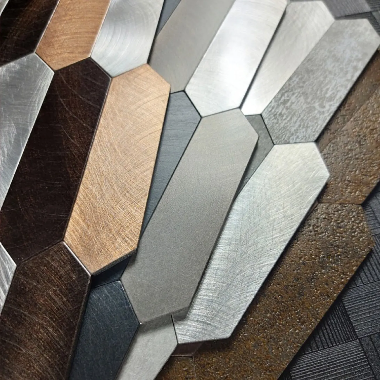 Современная металлическая 3д плитка на самоклеящаяся основе LaLume MB20800-23 Современная металлическая 3д плитка на самоклеящаяся основе LaLume MB20800-23