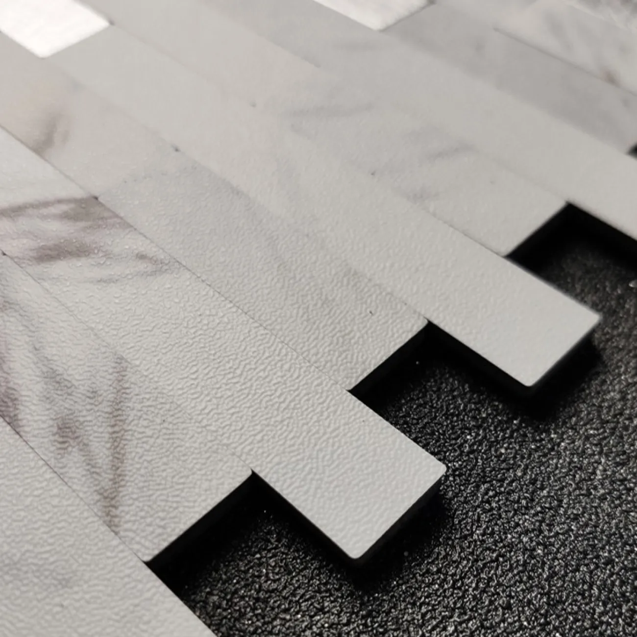 Современная металлическая 3д плитка на самоклеящаяся основе LaLume MB20802-23