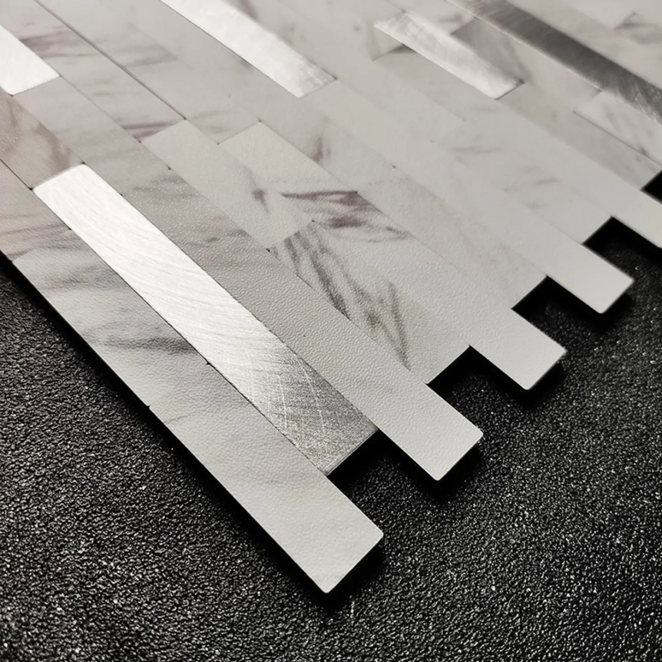 Современная металлическая 3д плитка на самоклеящаяся основе LaLume MB20802-23