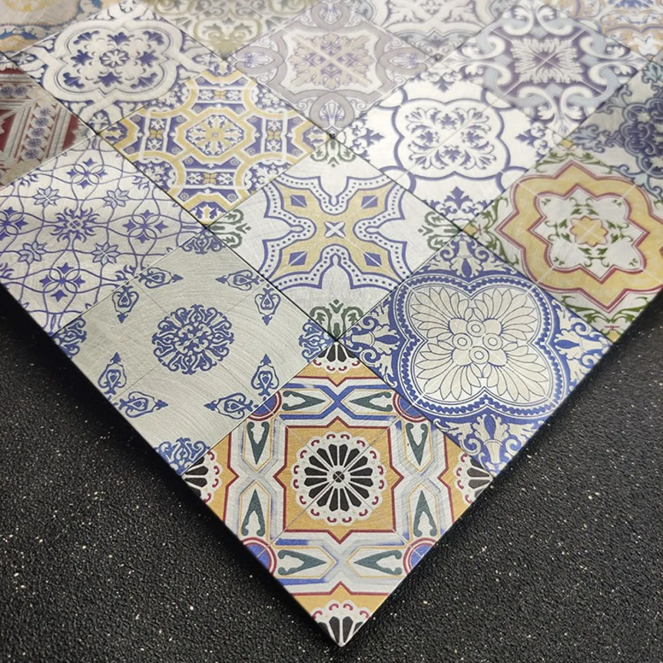 Металлическая 3д плитка на самоклеящаяся основе с узорами LaLume MB20803-23 Металлическая 3д плитка на самоклеящаяся основе с узорами LaLume MB20803-23