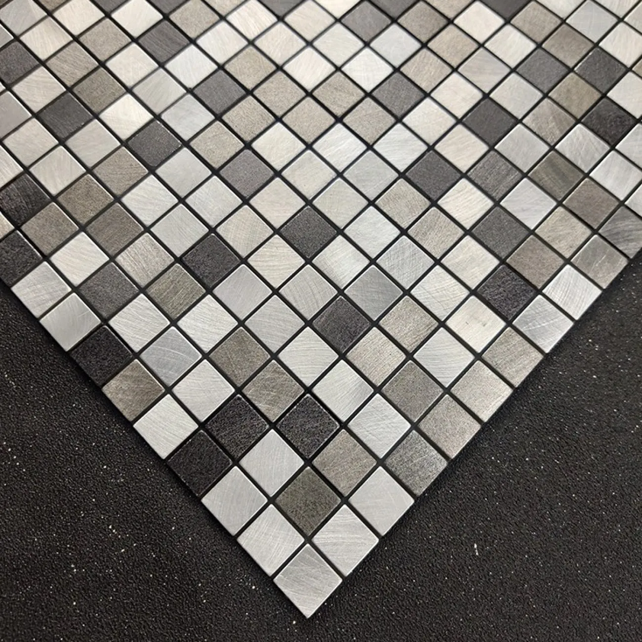 Минималистическая металлическая 3д плитка на самоклеящаяся основе LaLume MB20808-23 Минималистическая металлическая 3д плитка на самоклеящаяся основе LaLume MB20808-23