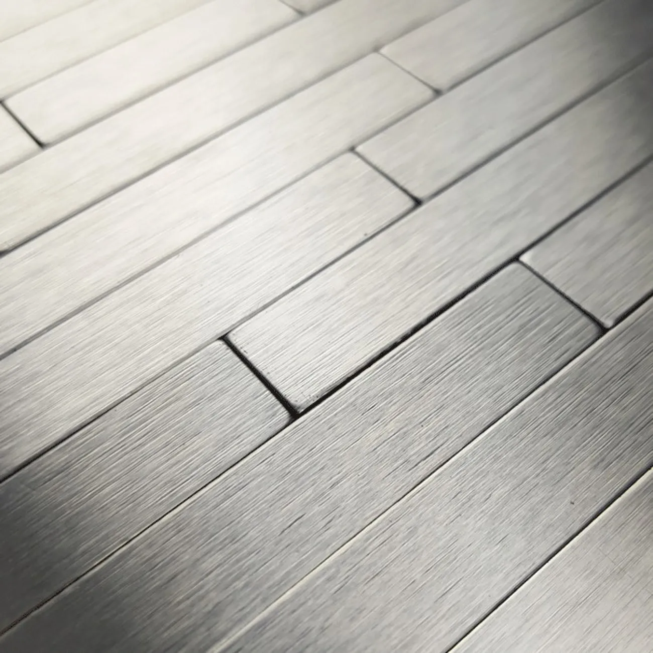 Современная металлическая 3д плитка на самоклеящаяся основес имитацией древесины LaLume MB20814-23 Современная металлическая 3д плитка на самоклеящаяся основес имитацией древесины LaLume MB20814-23