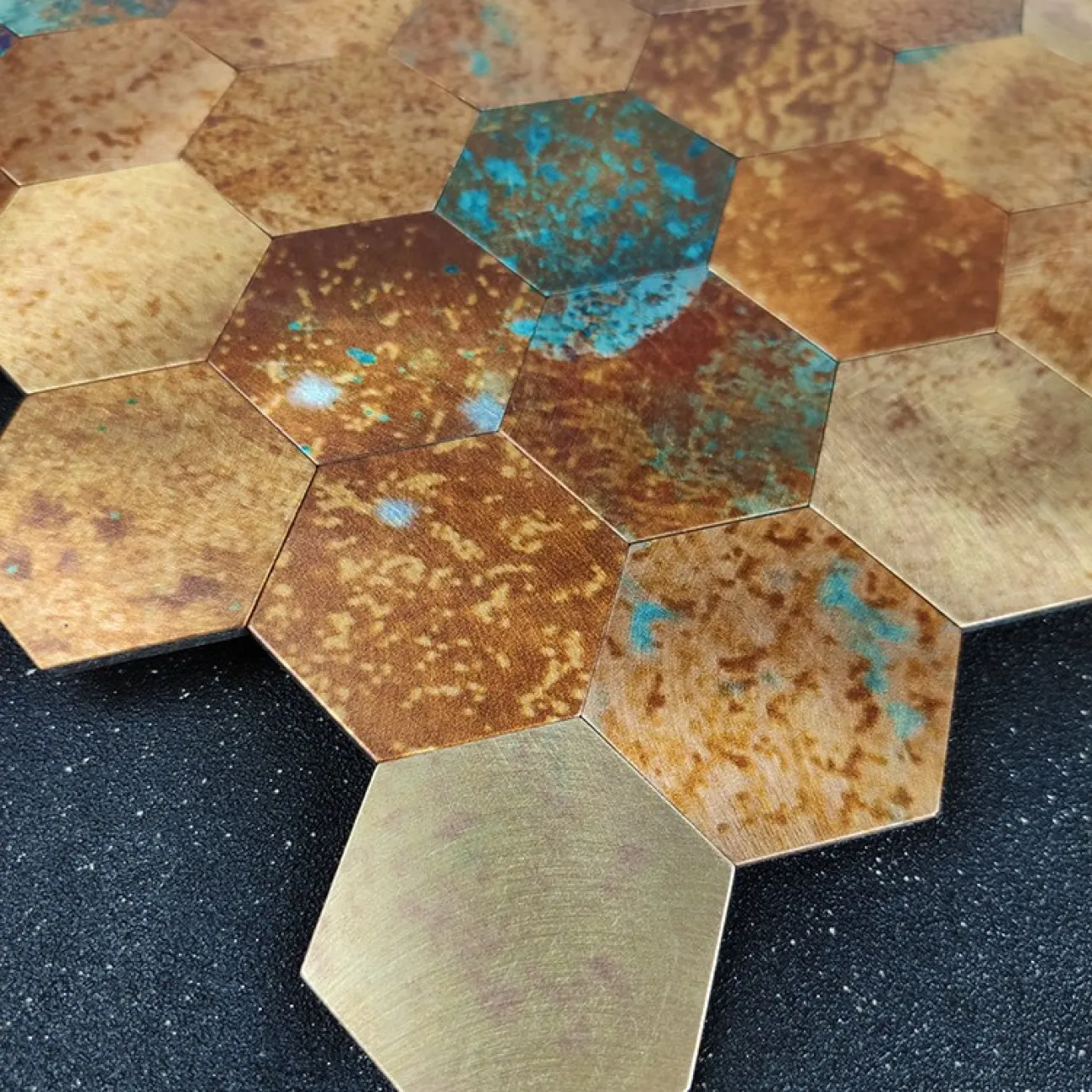 Яркая металлическая 3д плитка на самоклеящаяся основе с имитацией ржавчины  LaLume MB20820-23