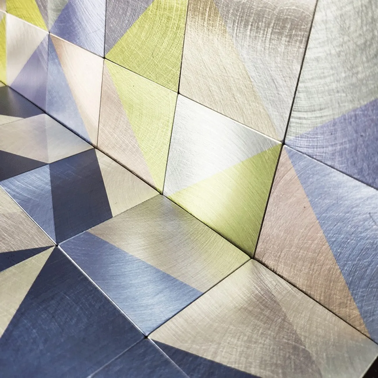 Яркая металлическая 3д плитка на самоклеящейся основе LaLume MB20832-23 Яркая металлическая 3д плитка на самоклеящейся основе LaLume MB20832-23