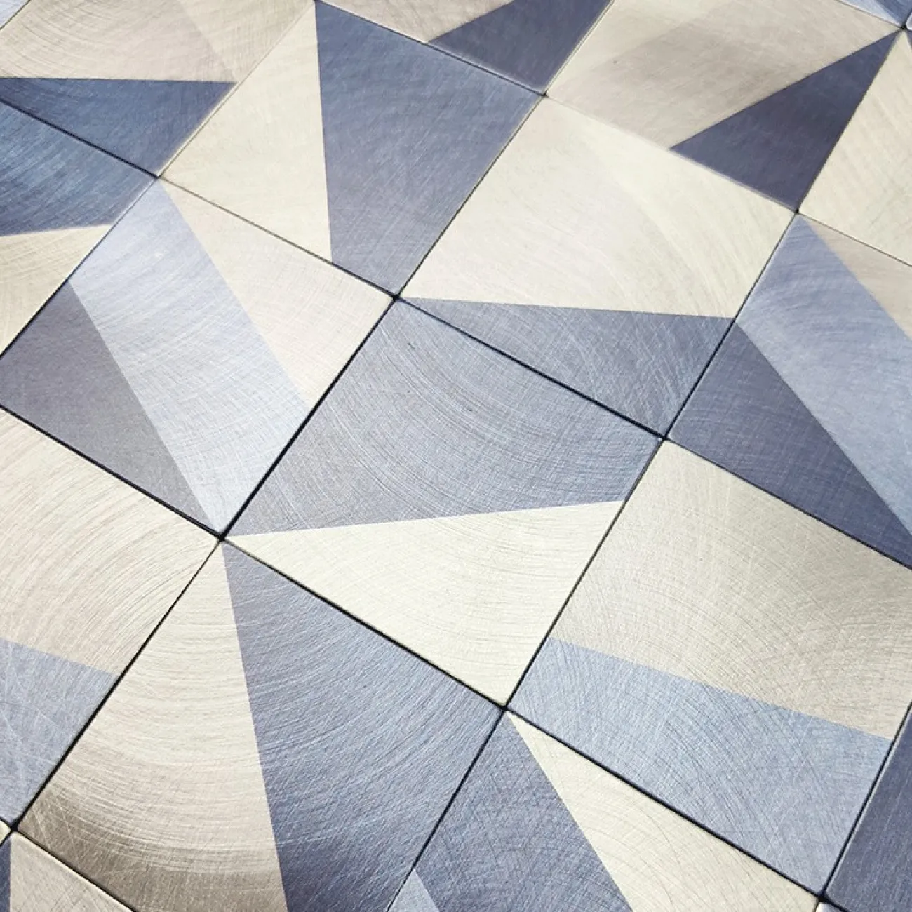 Яркая металлическая 3д плитка на самоклеящейся основе LaLume MB20832-23 Яркая металлическая 3д плитка на самоклеящейся основе LaLume MB20832-23