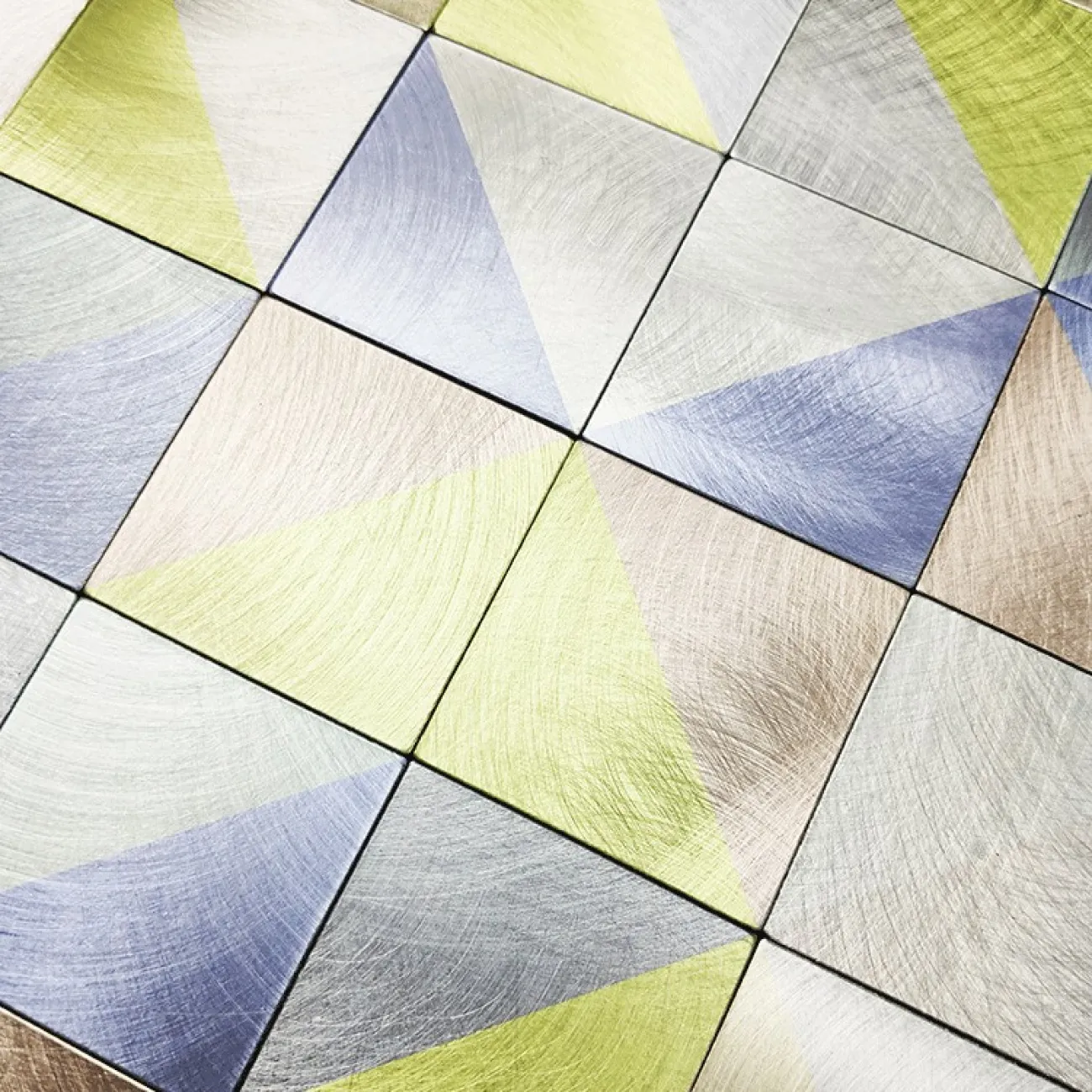 Яркая металлическая 3д плитка на самоклеящейся основе LaLume MB20832-23 Яркая металлическая 3д плитка на самоклеящейся основе LaLume MB20832-23