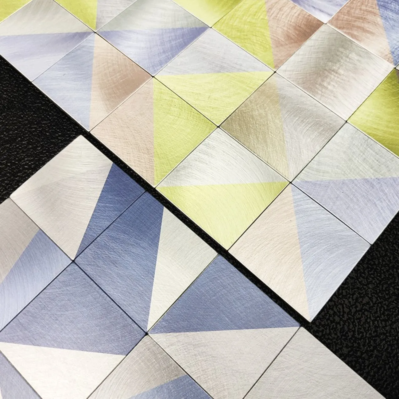 Яркая металлическая 3д плитка на самоклеящейся основе LaLume MB20832-23 Яркая металлическая 3д плитка на самоклеящейся основе LaLume MB20832-23