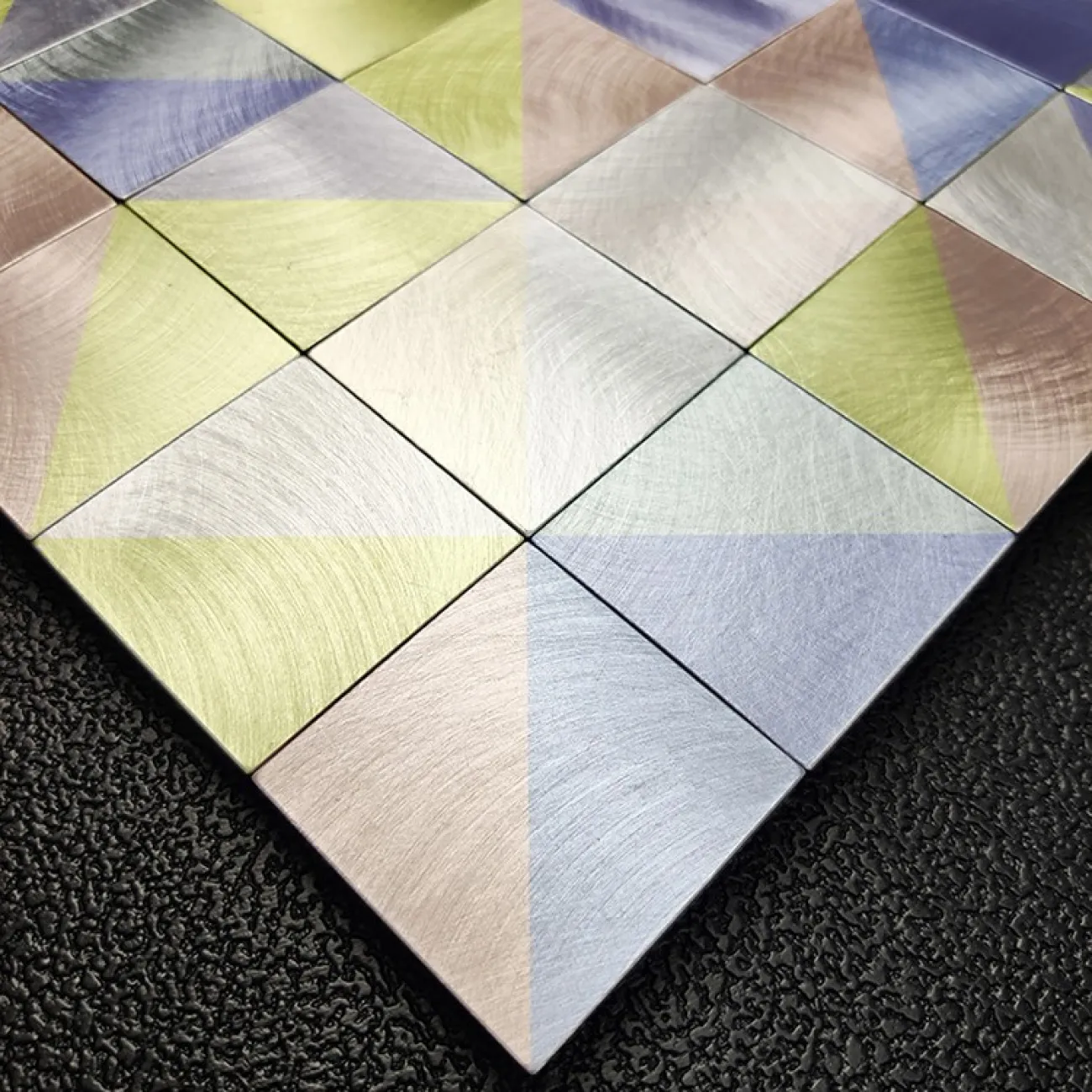 Яркая металлическая 3д плитка на самоклеящейся основе LaLume MB20832-23 Яркая металлическая 3д плитка на самоклеящейся основе LaLume MB20832-23