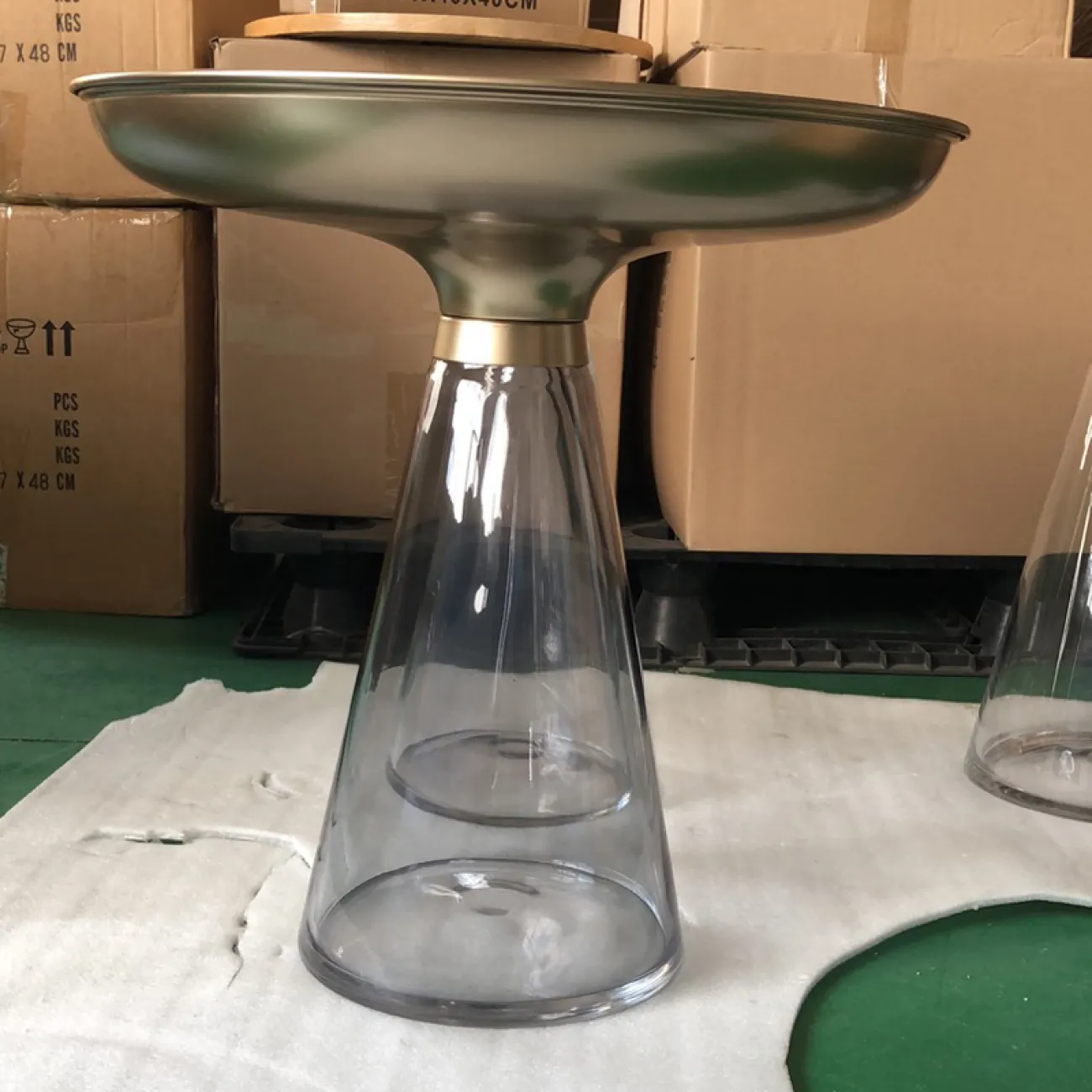 Журнальный стол на стеклянной ножке LaLume MB21021-23 Журнальный стол на стеклянной ножке LaLume MB21021-23