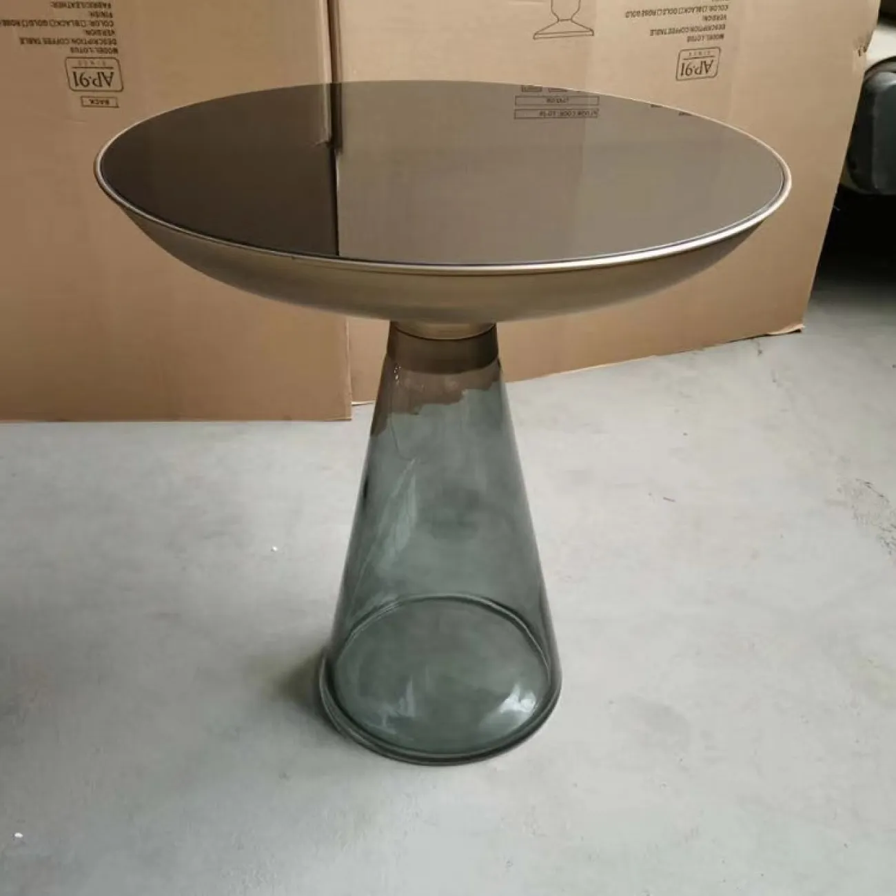 Журнальный стол на стеклянной ножке LaLume MB21021-23 Журнальный стол на стеклянной ножке LaLume MB21021-23