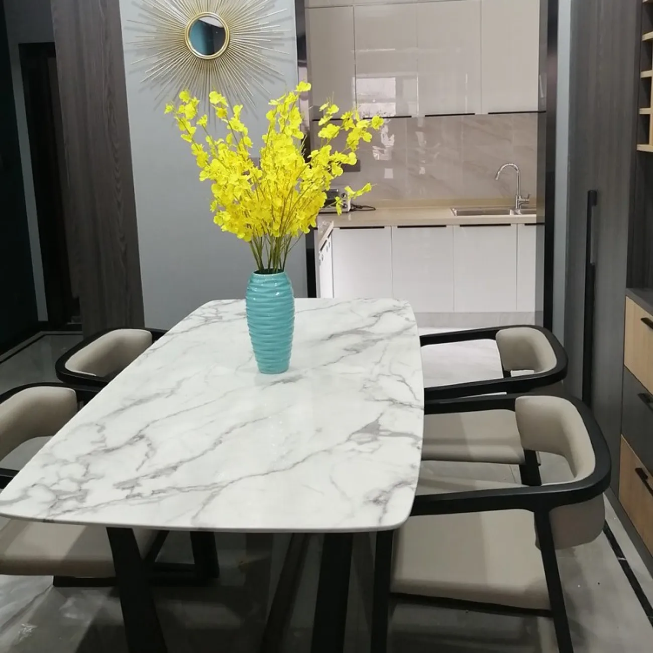 Обеденный стол минималистическом стиле для гостиной LaLume MB21027-23