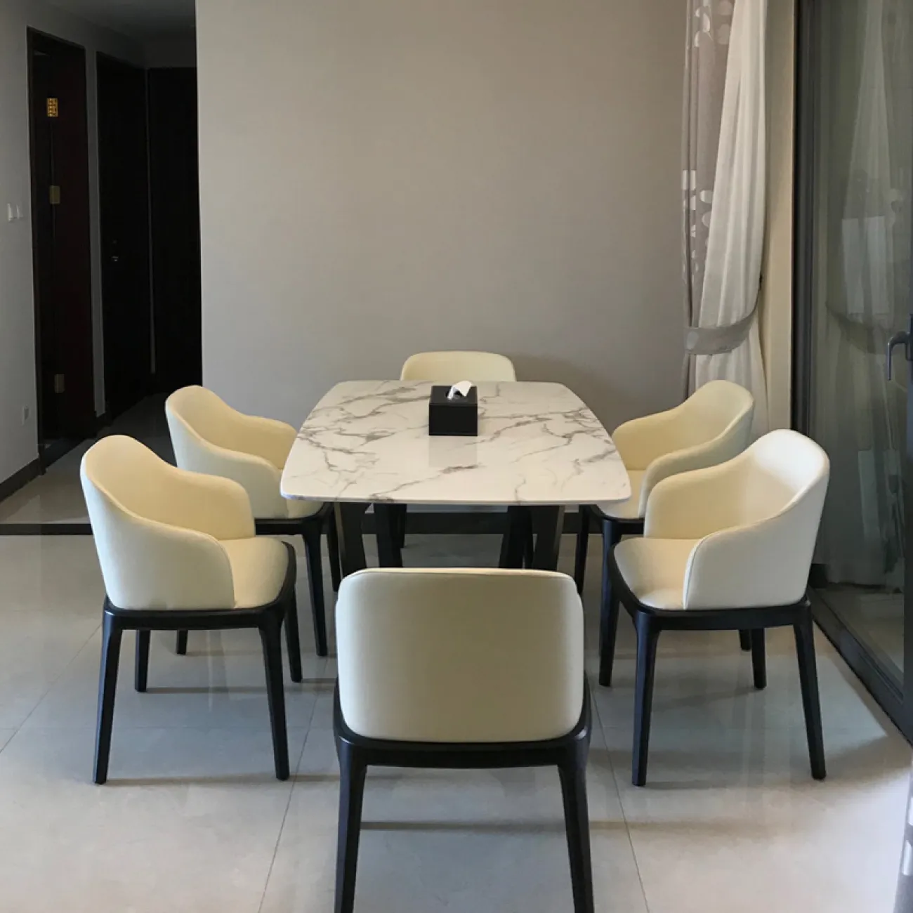 Обеденный стол минималистическом стиле для гостиной LaLume MB21027-23