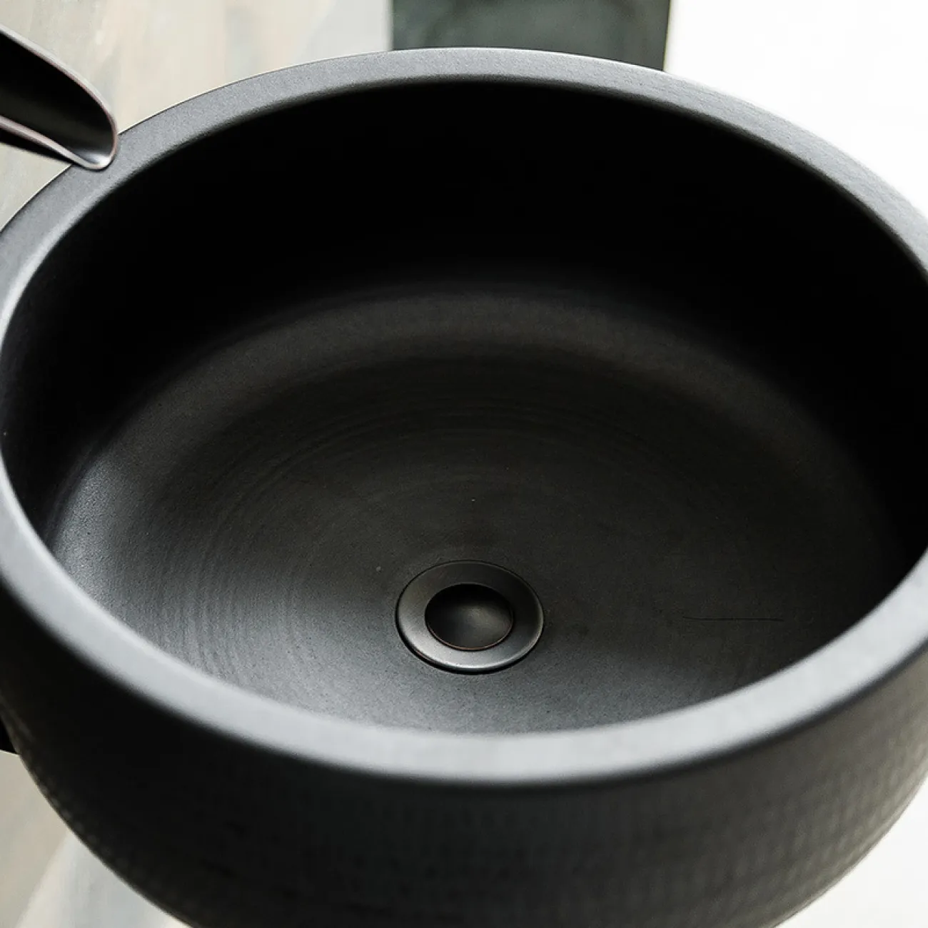 Керамический умывальник с вертикальной колоной для ванной комнаты LaLume MB20502-23 Керамический умывальник с вертикальной колоной для ванной комнаты LaLume MB20502-23