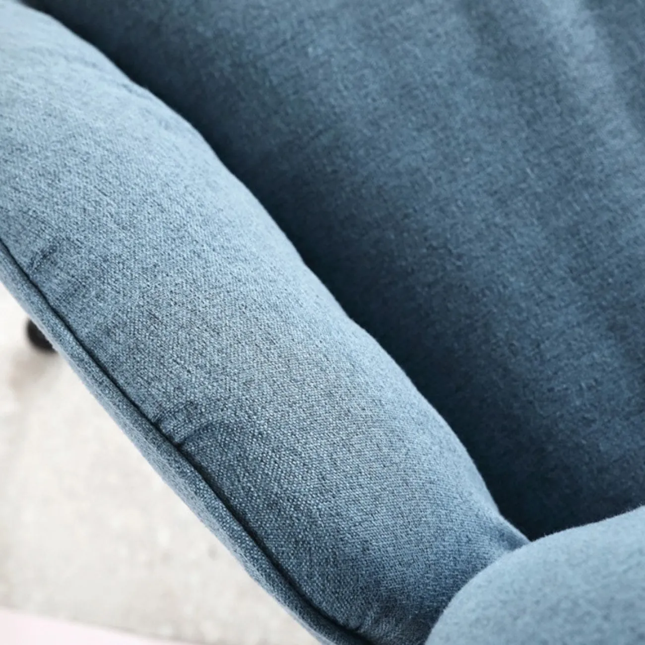 Дизайнерское тканевое кресло для гостиной LaLume MB21036-23 Дизайнерское тканевое кресло для гостиной LaLume MB21036-23