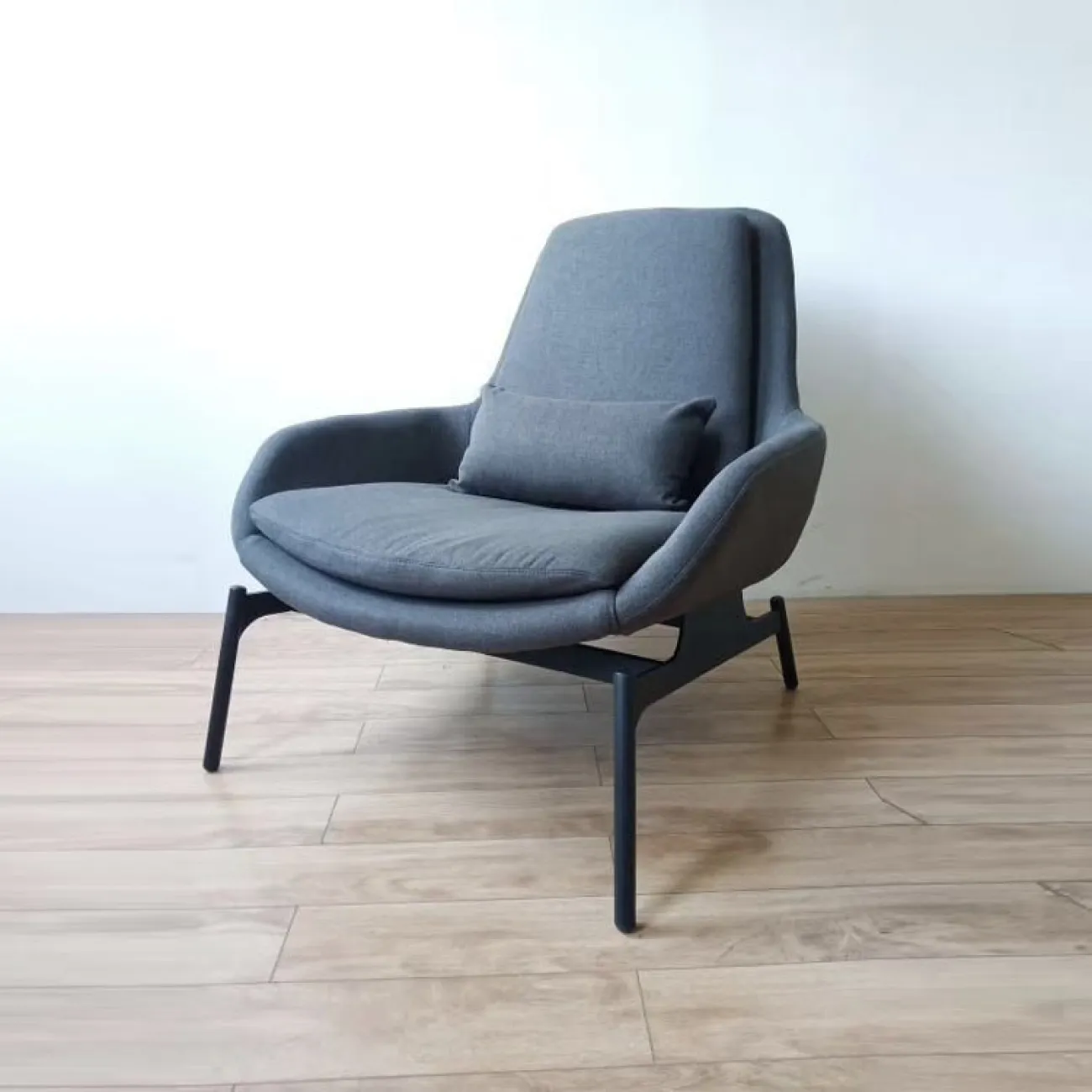 Удобное тканевое кресло для гостиной LaLume MB21038-23