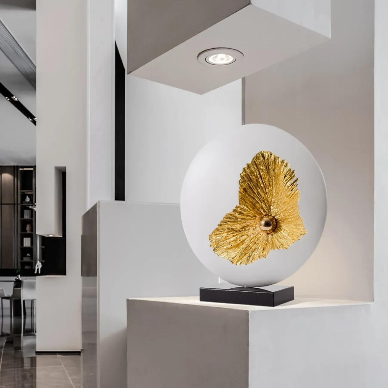 Круглая статуэтка на подставке LaLume DK21045-23