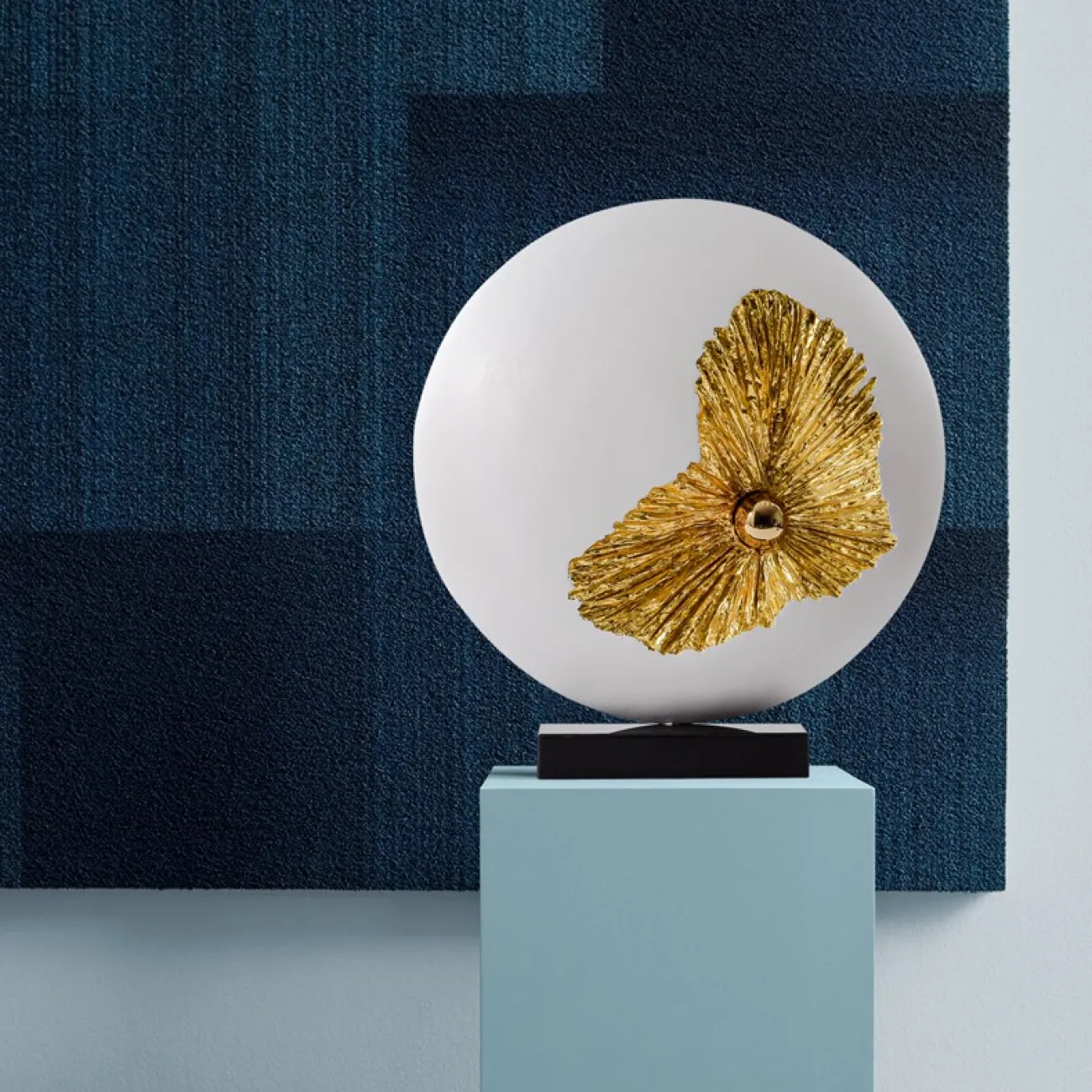 Круглая статуэтка на подставке LaLume DK21045-23