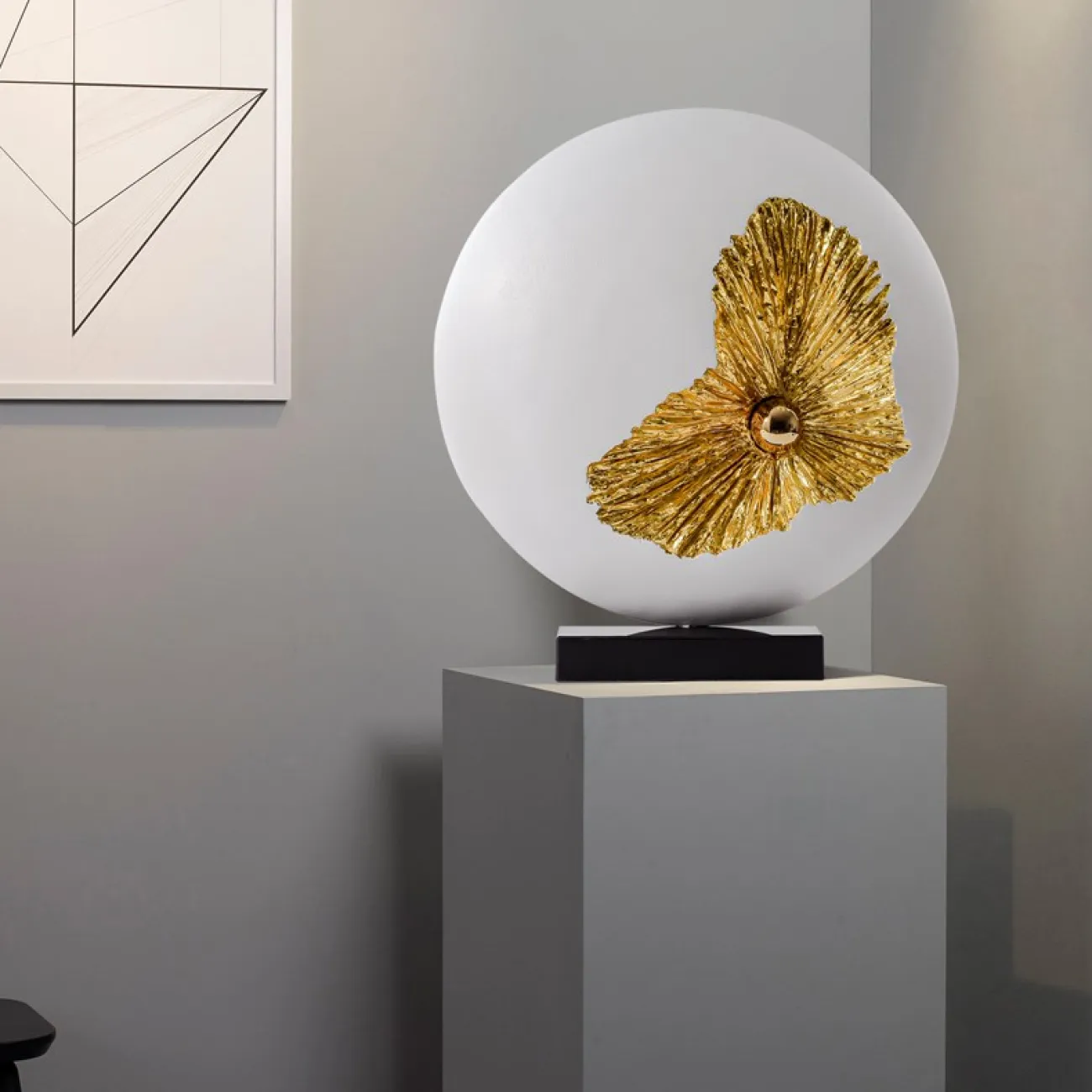 Круглая статуэтка на подставке LaLume DK21045-23