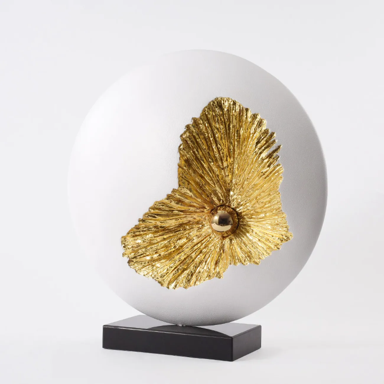 Круглая статуэтка на подставке LaLume DK21045-23