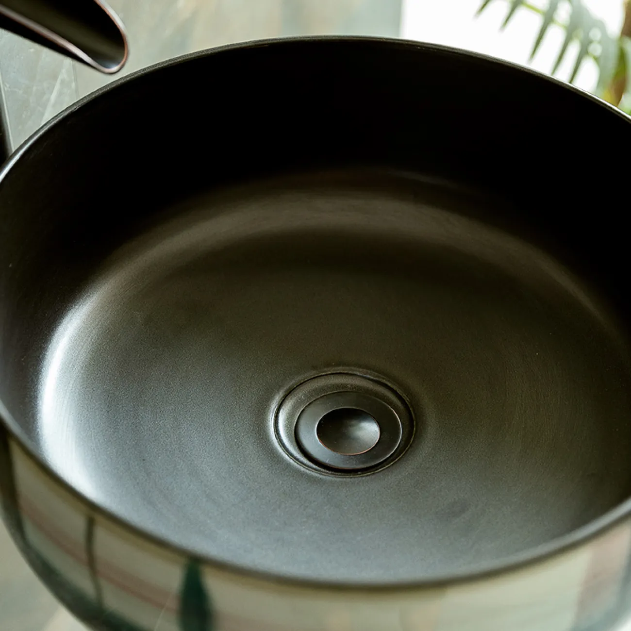 Керамический круглый умывальник для ванной комнаты LaLume MB20558-23 Керамический круглый умывальник для ванной комнаты LaLume MB20558-23